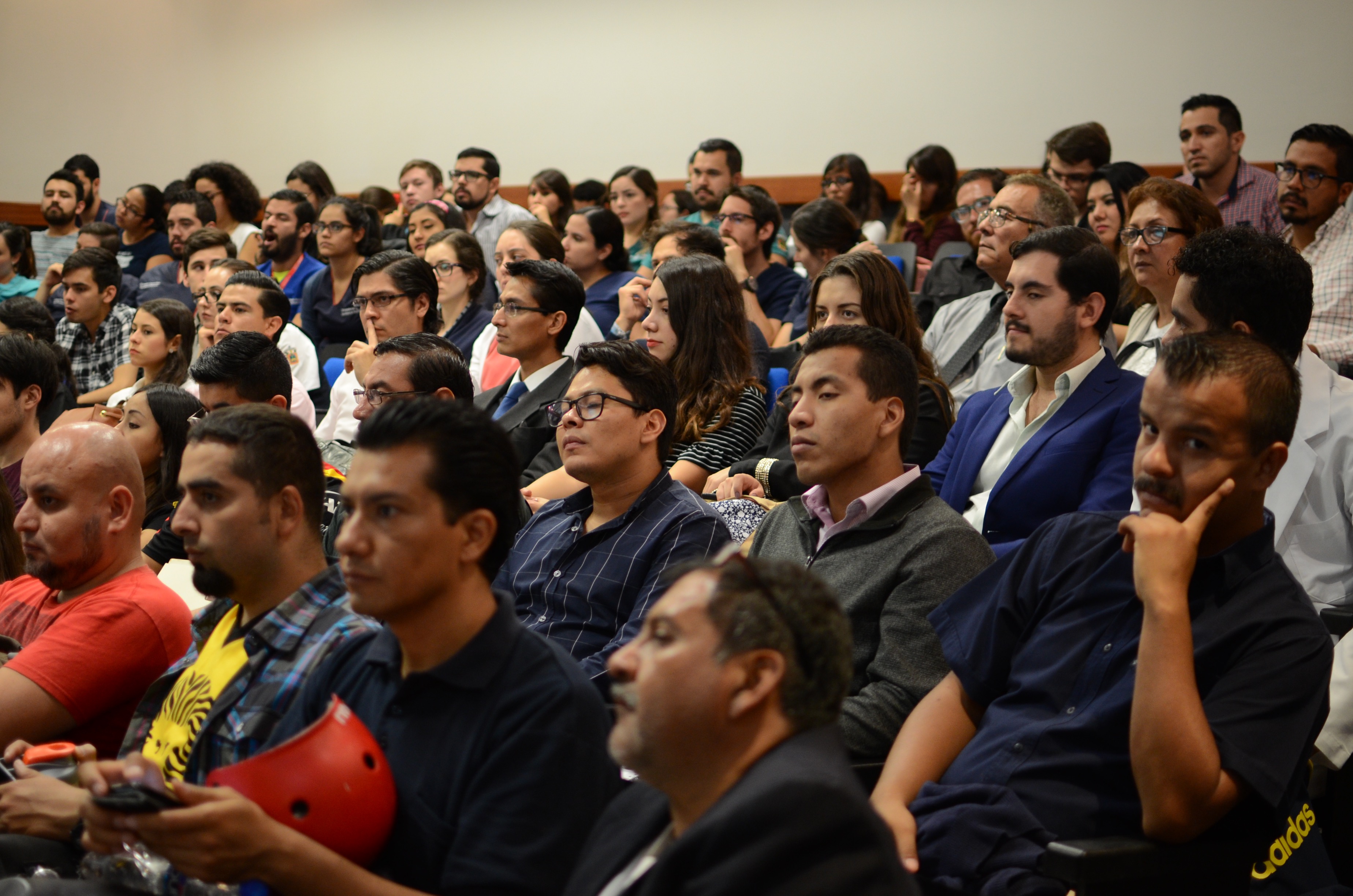 Asistentes al evento, el auditorio luce lleno