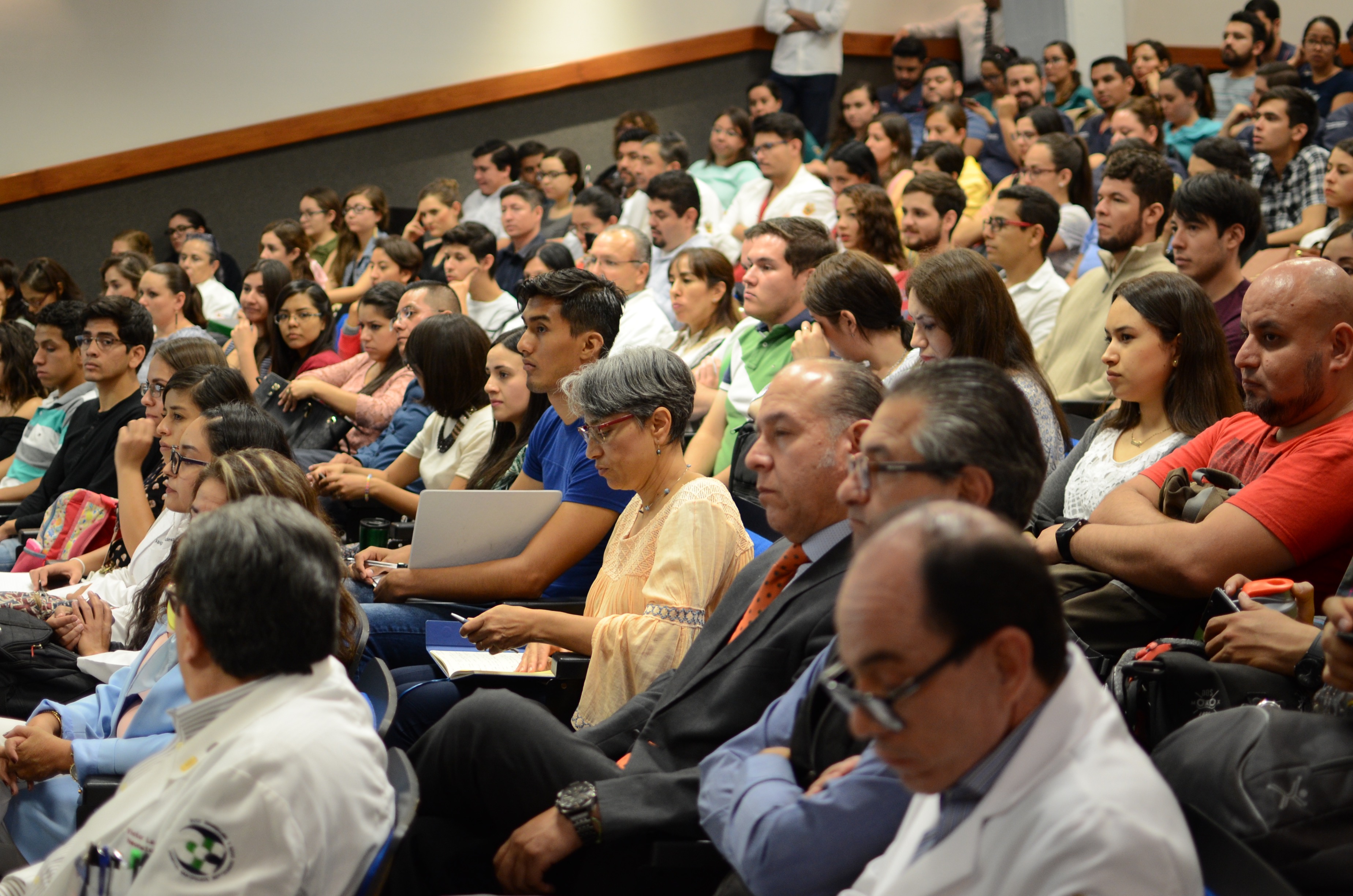 Asistentes al evento, el auditorio luce lleno