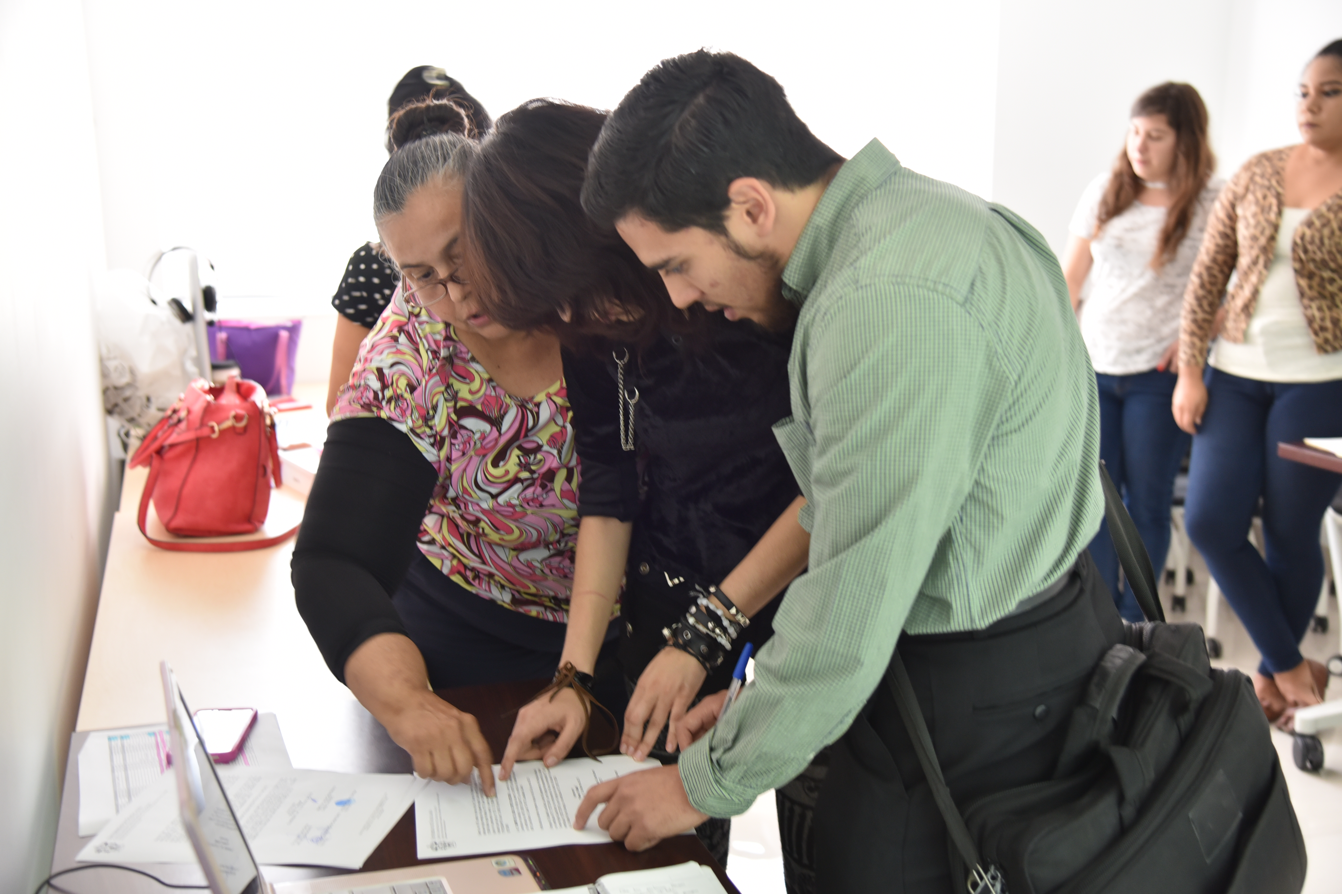 Martín Cortés, alumno beneficiada reconociendo su nueva iPad