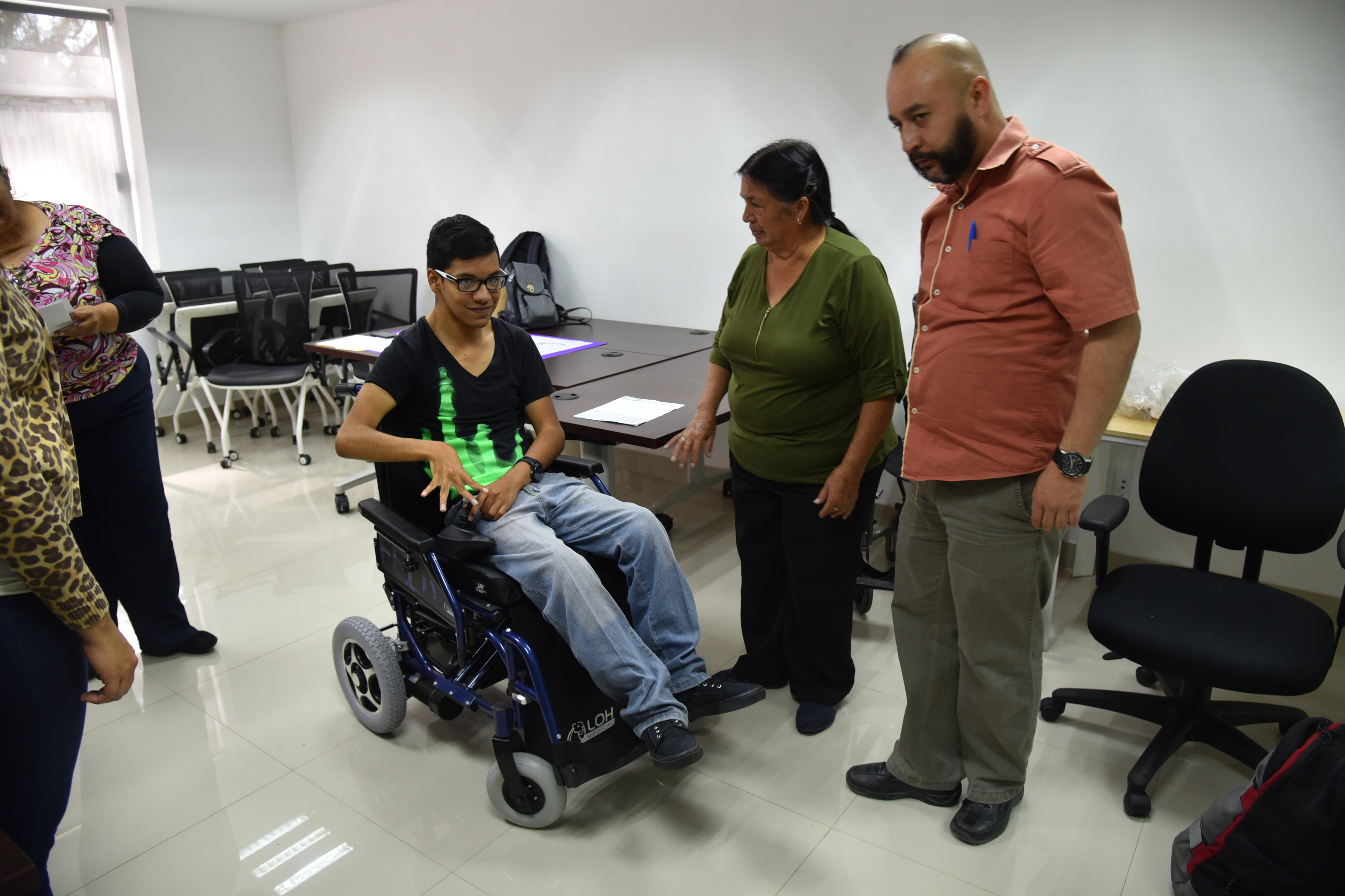 Daniel Cruz en su silla de ruedas nueva