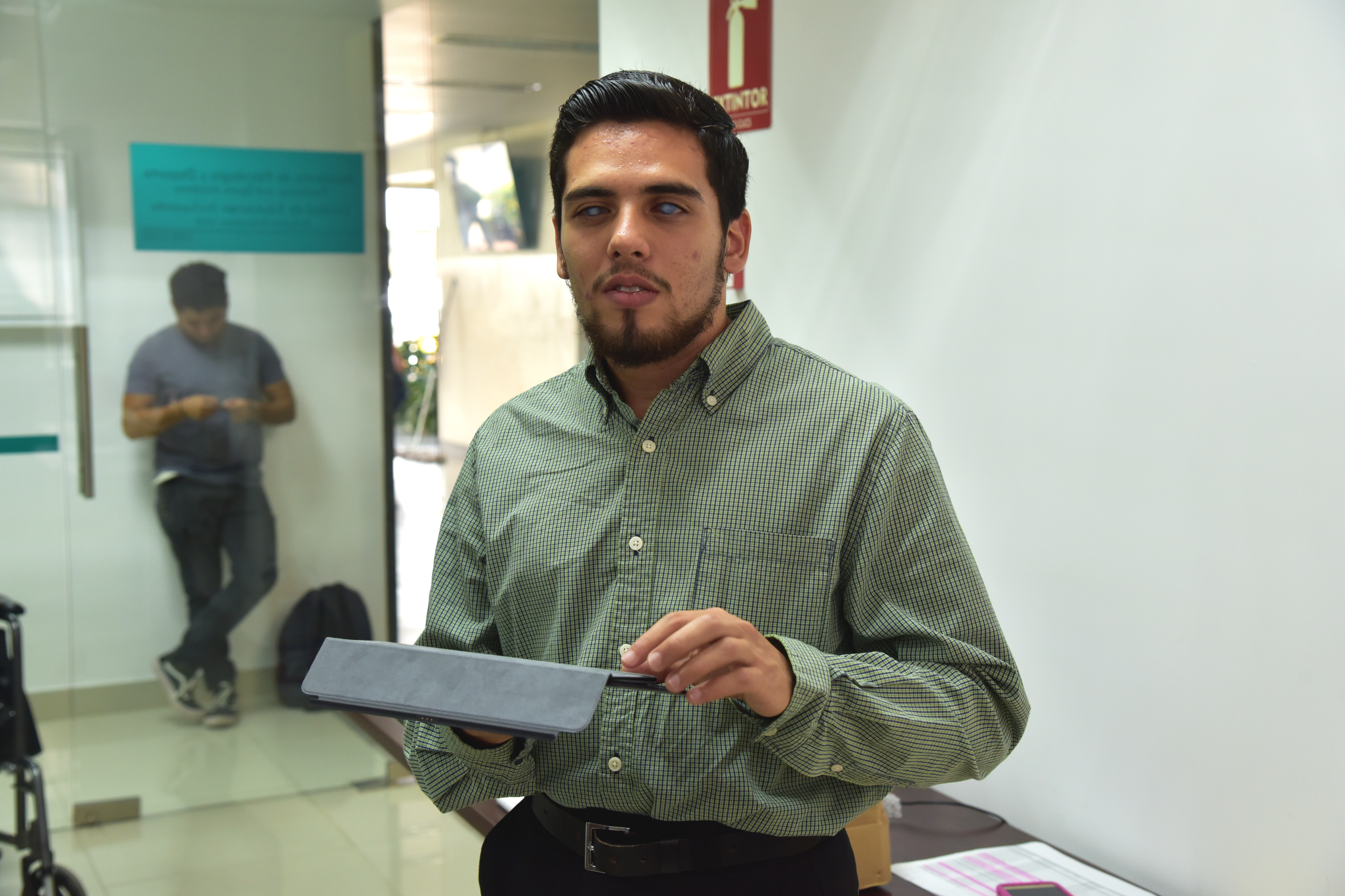 Martín Cortés, sostiene en sus manos el iPad que le otorgaron