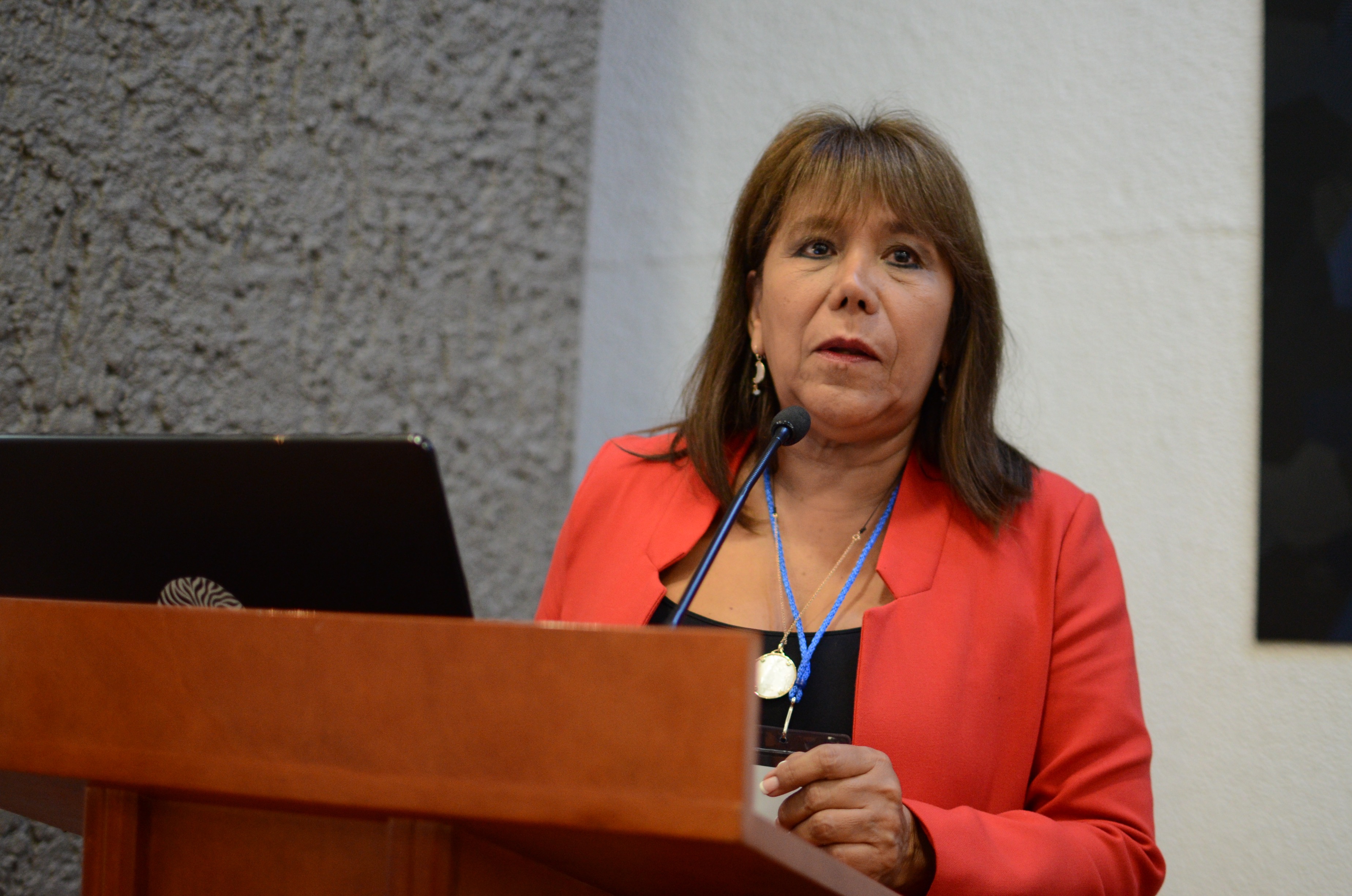 Coordinadora Maestría en Salud del Adolescentes en podium