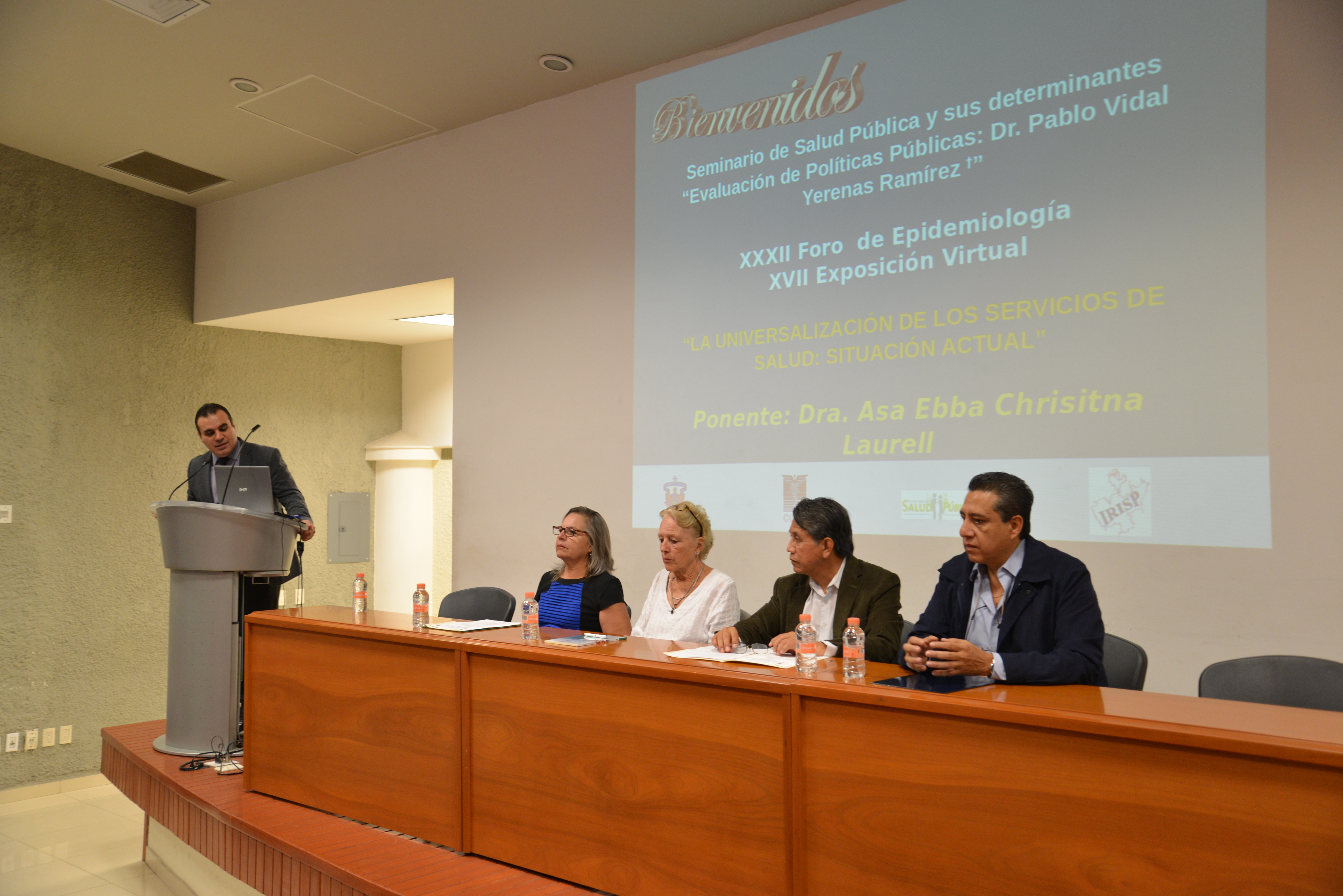 Dr. Igor Ramos Herrera al podium dando palabras de bienvenida. 