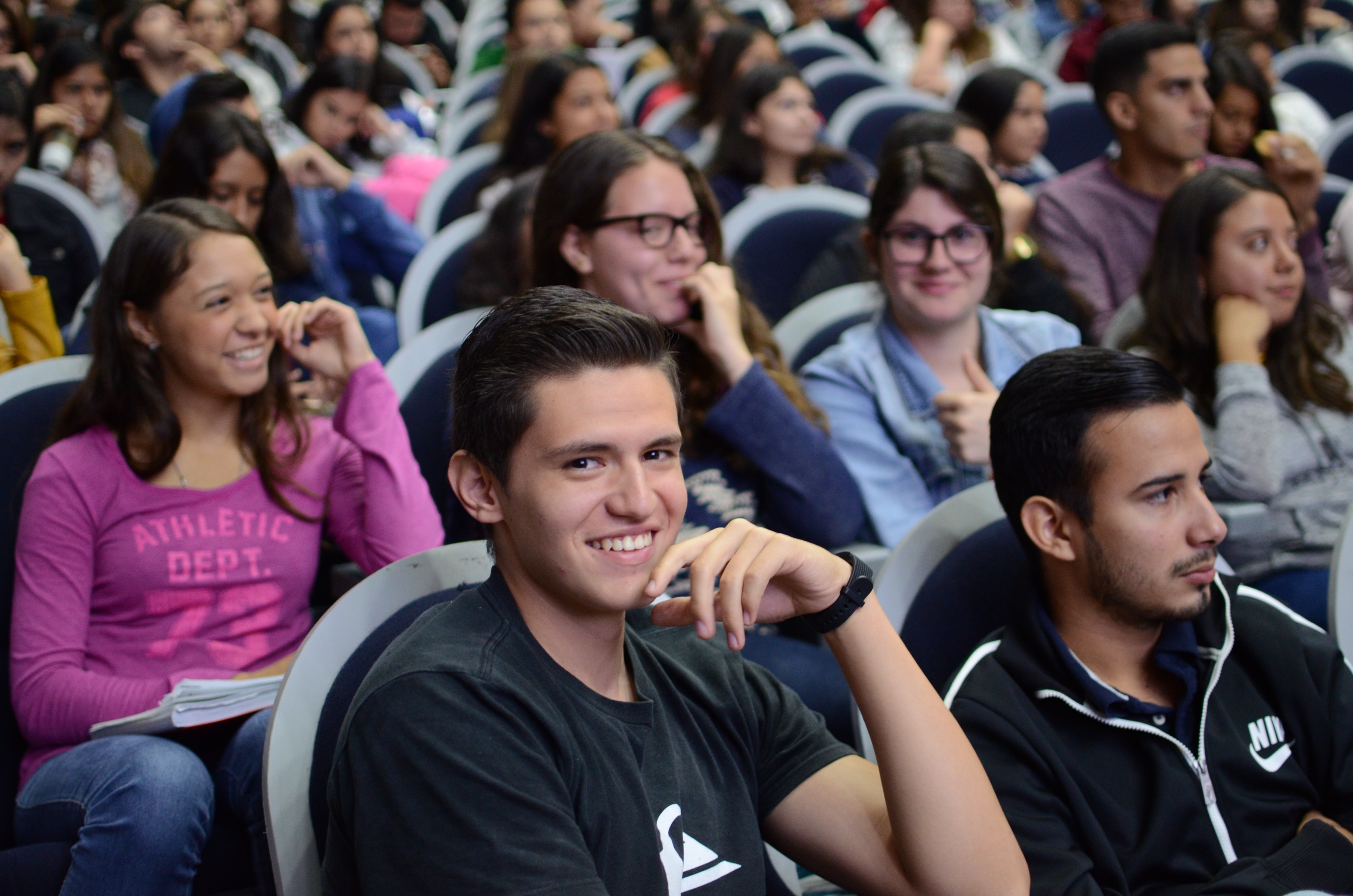 Alumnos asistentes atentos al curso