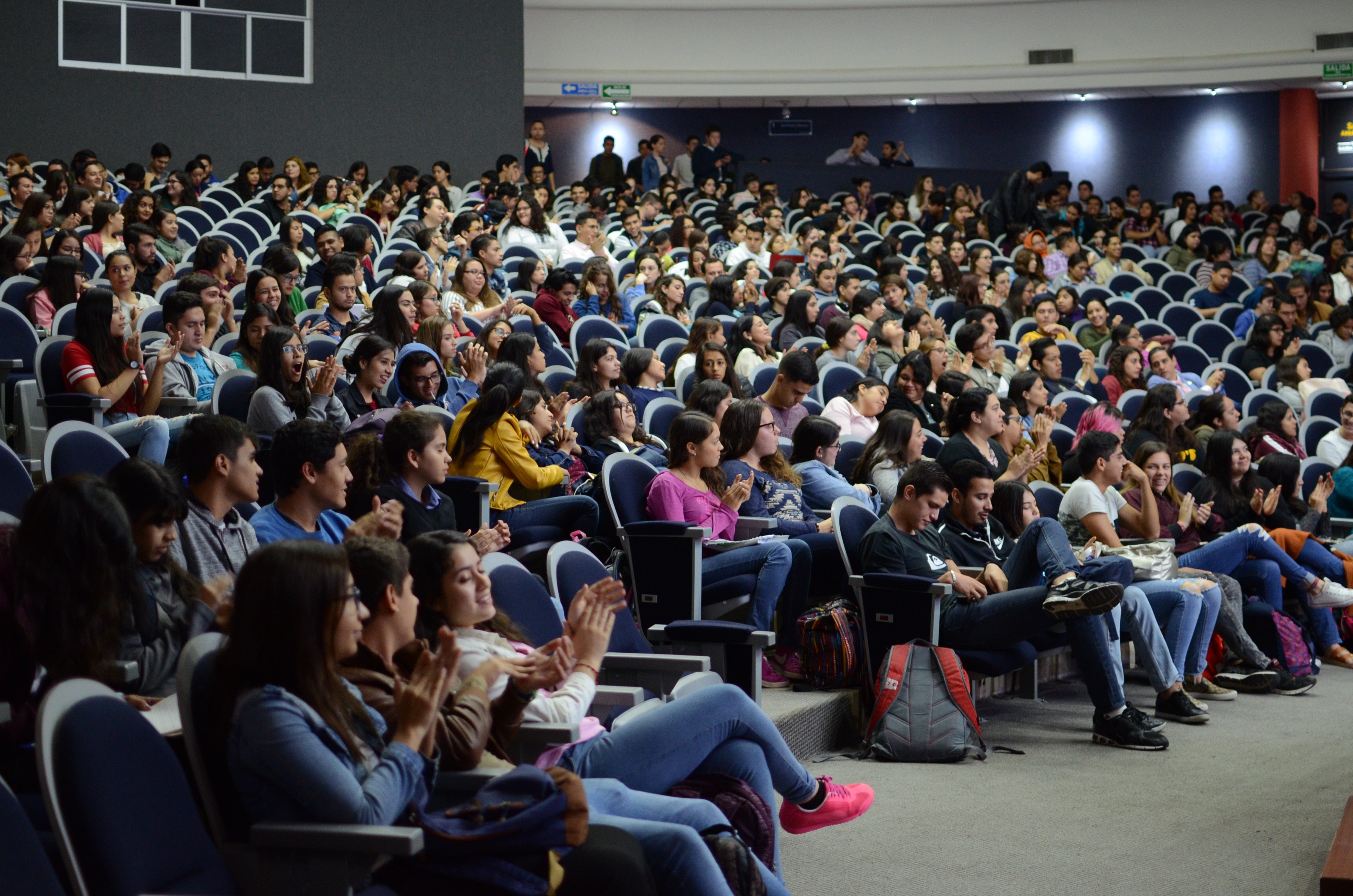 Auditorio Roberto Mendiola Orta luce lleno durante del curso