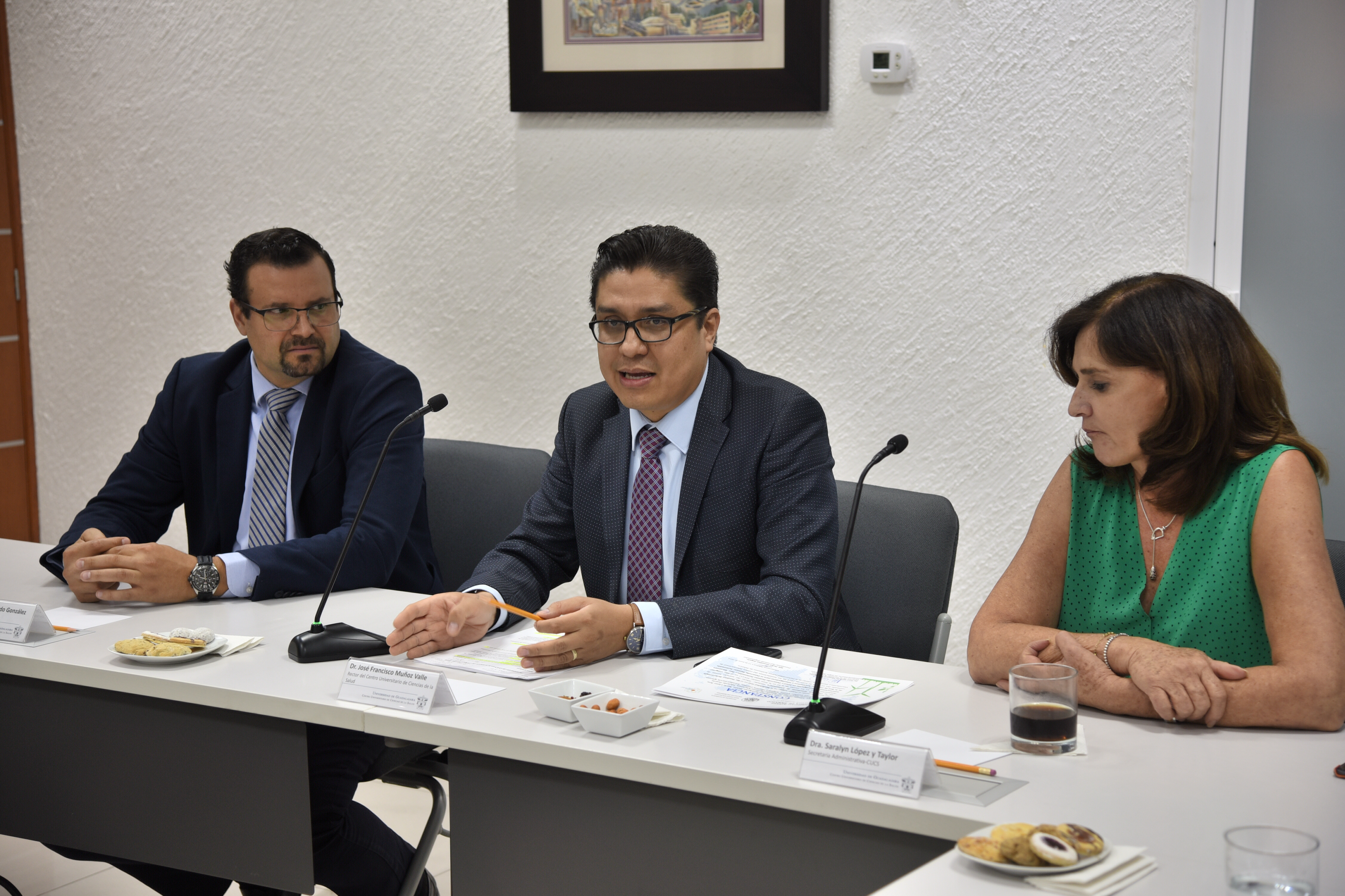 Rector y directivos del CUCS felicitando a estudiantes ganadores