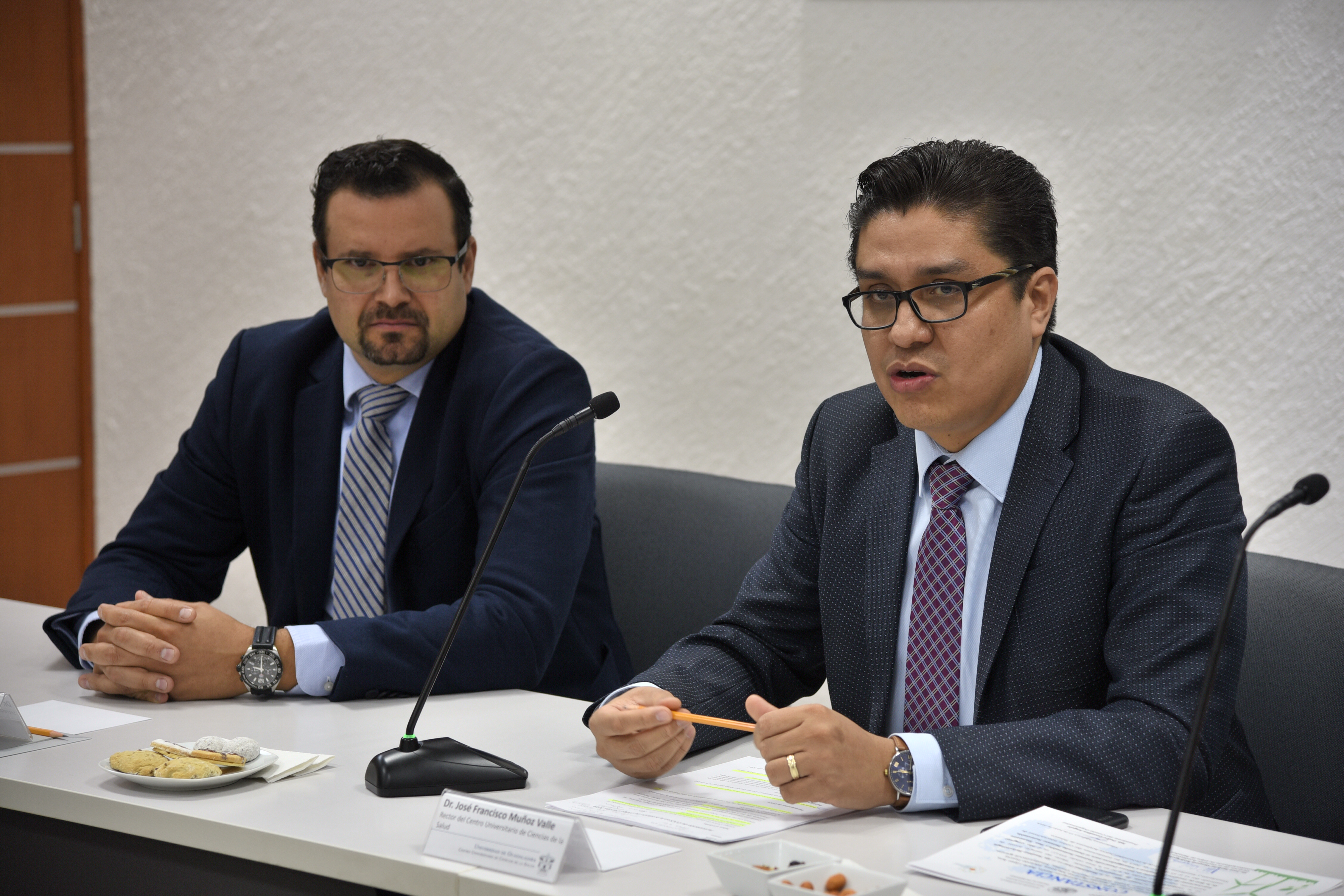 Rector del CUCS ofreciendo felicitación a estudiantes ganadores