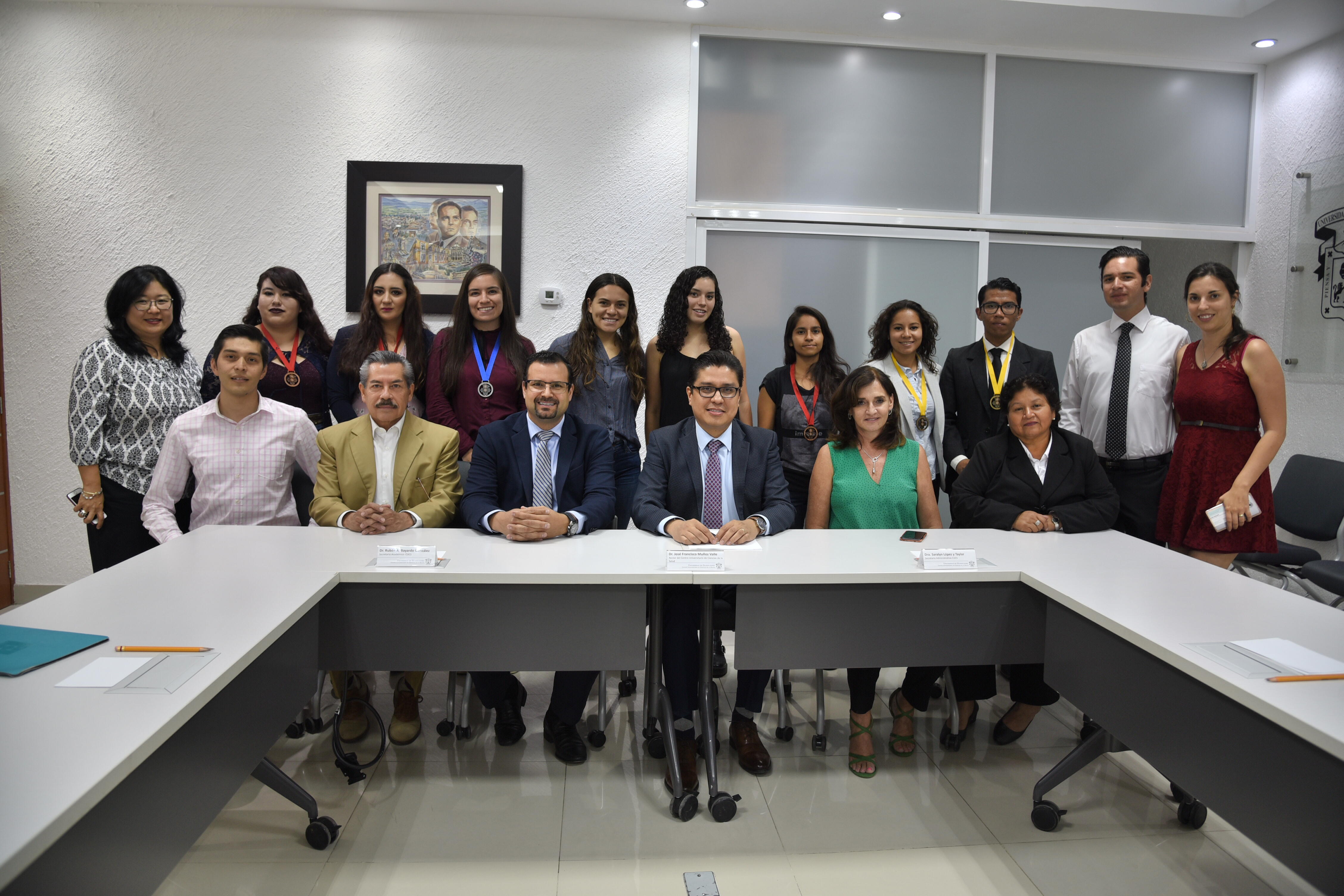 Grupo de alumnos y asesores premiados en Código Ciencia junto con el rector