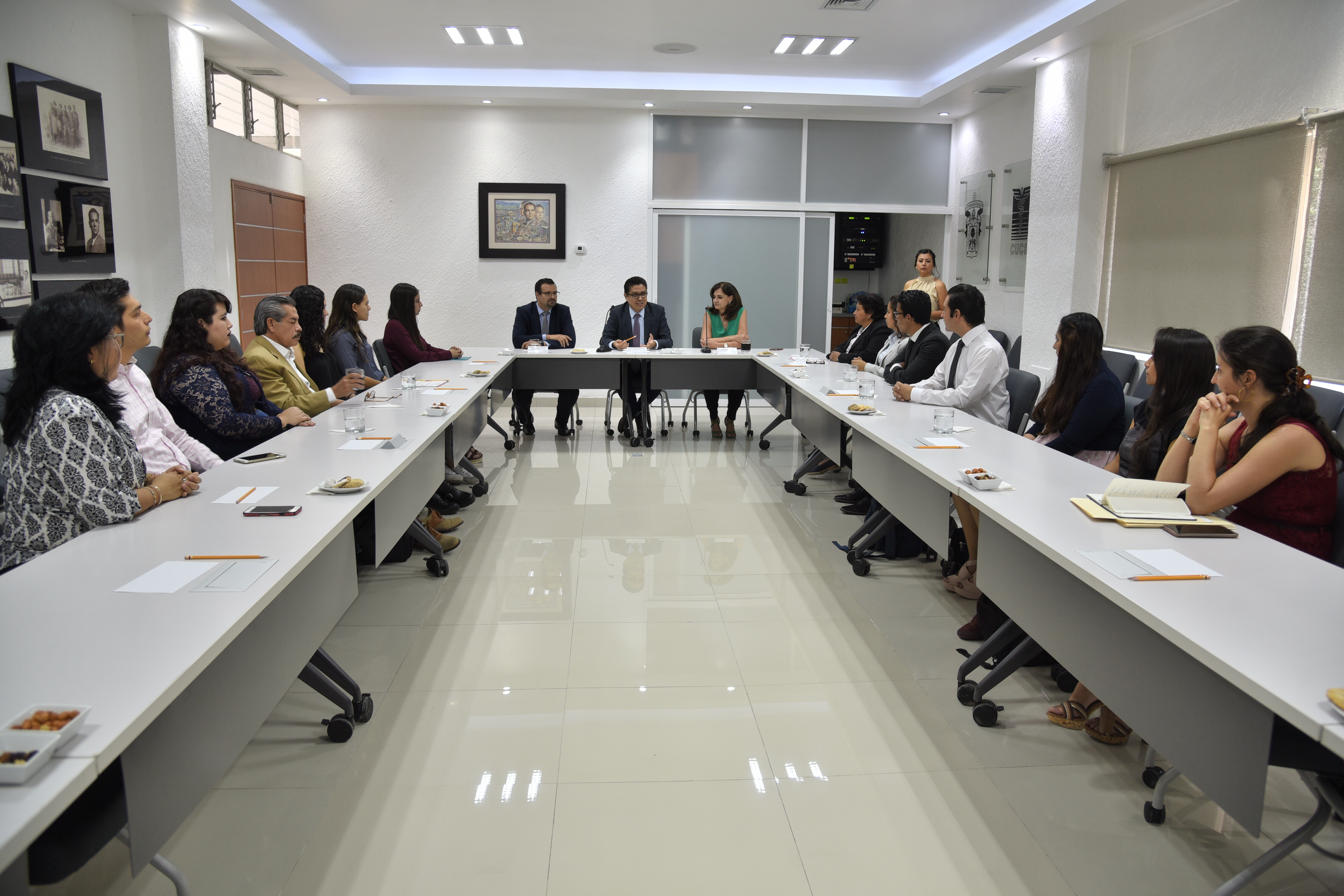 Sesión de felicitación en sala de Usos Múltiples del CUCS