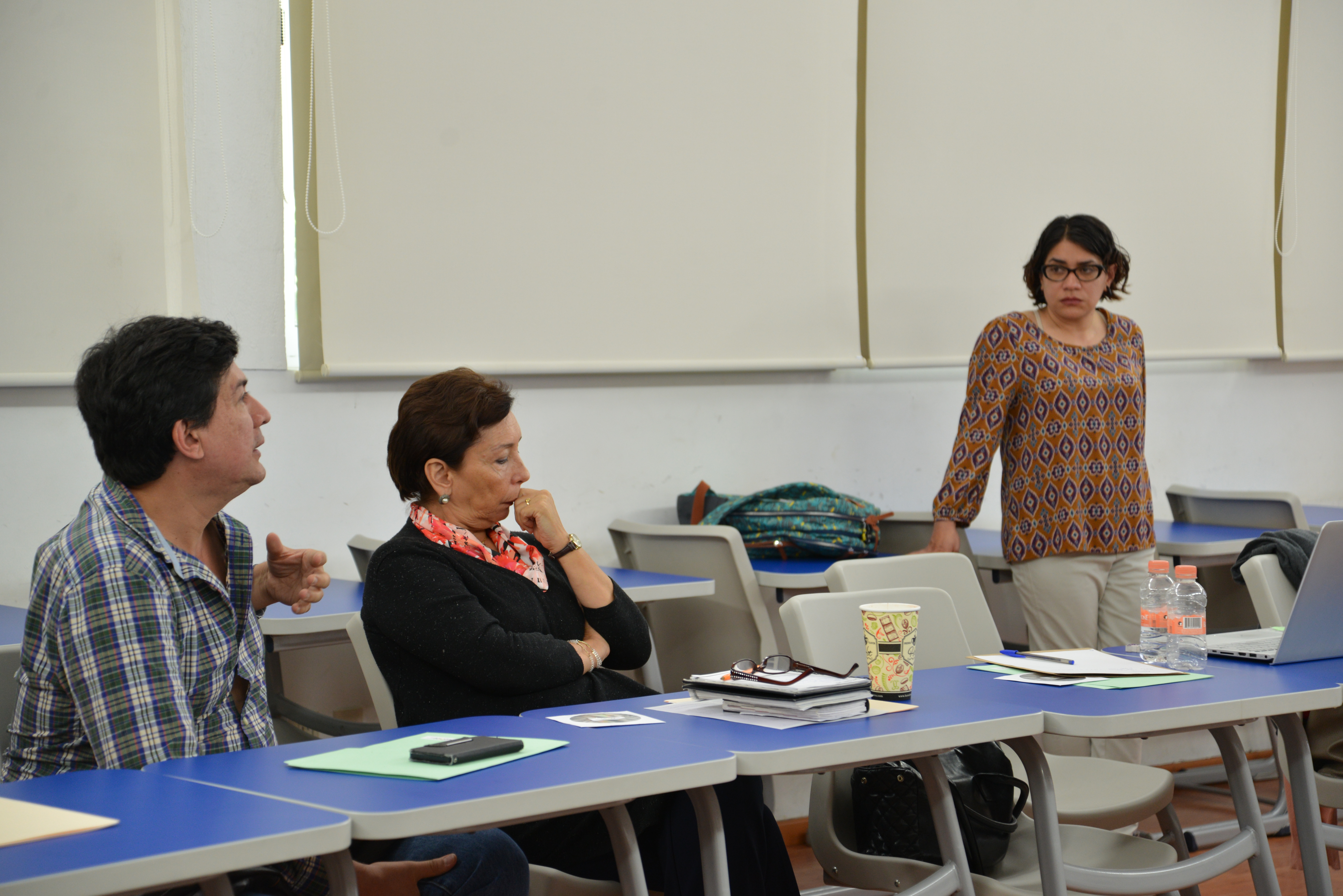 Al fondo, la presidenta del OMM interactuando con los asistentes