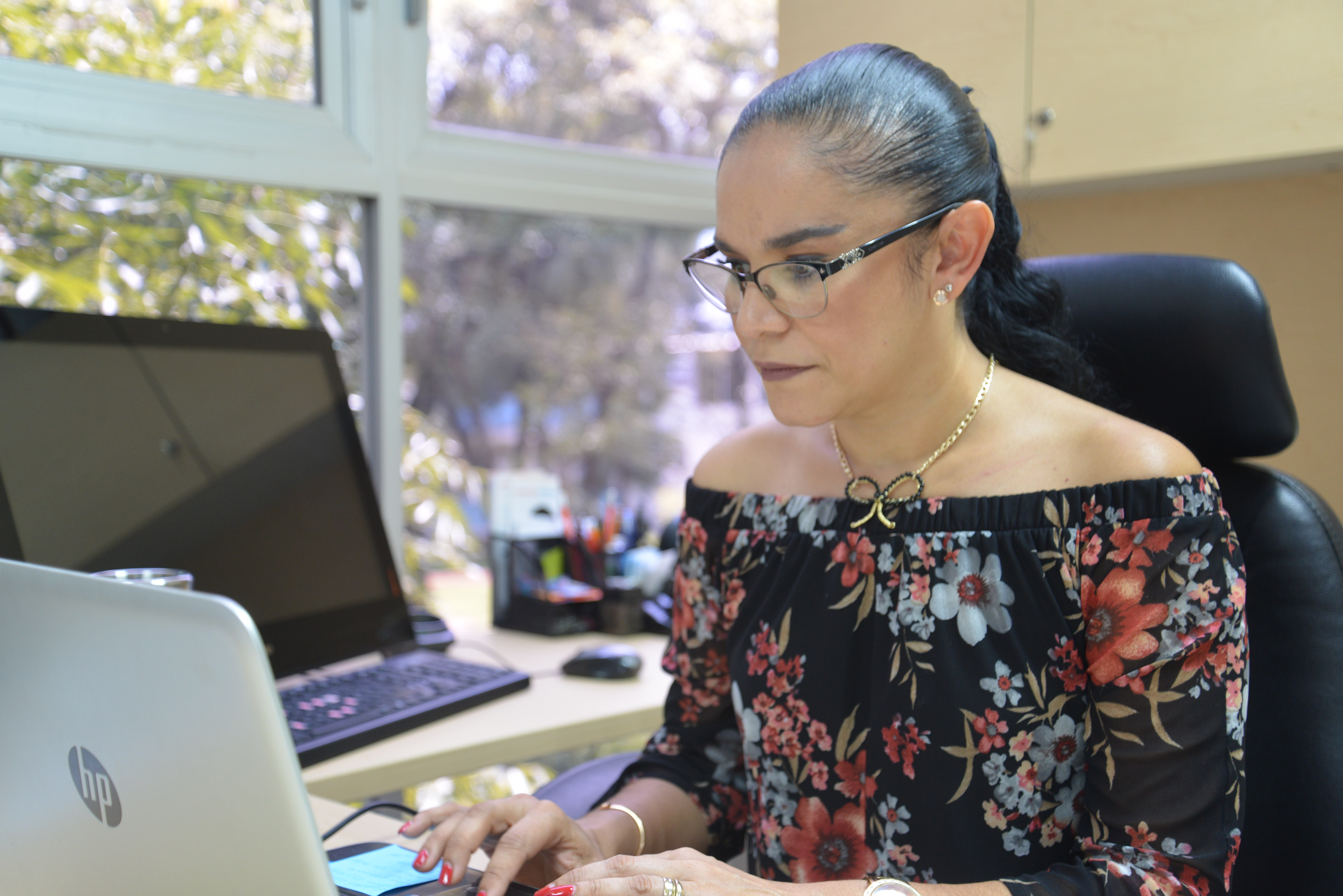 Dra Erika Martínez trabajando en la computadora 1