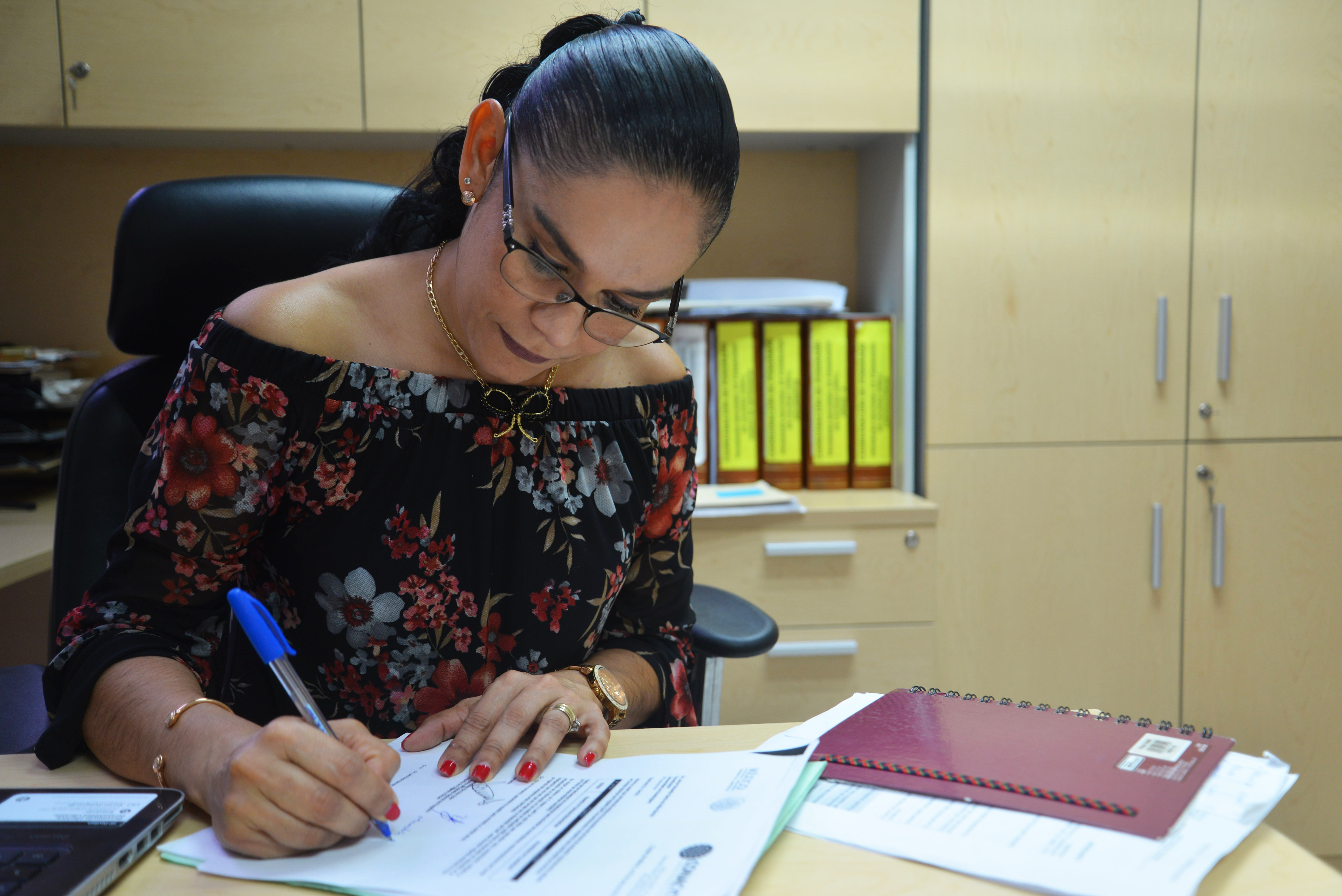 Dra Erika Martínez escribiendo