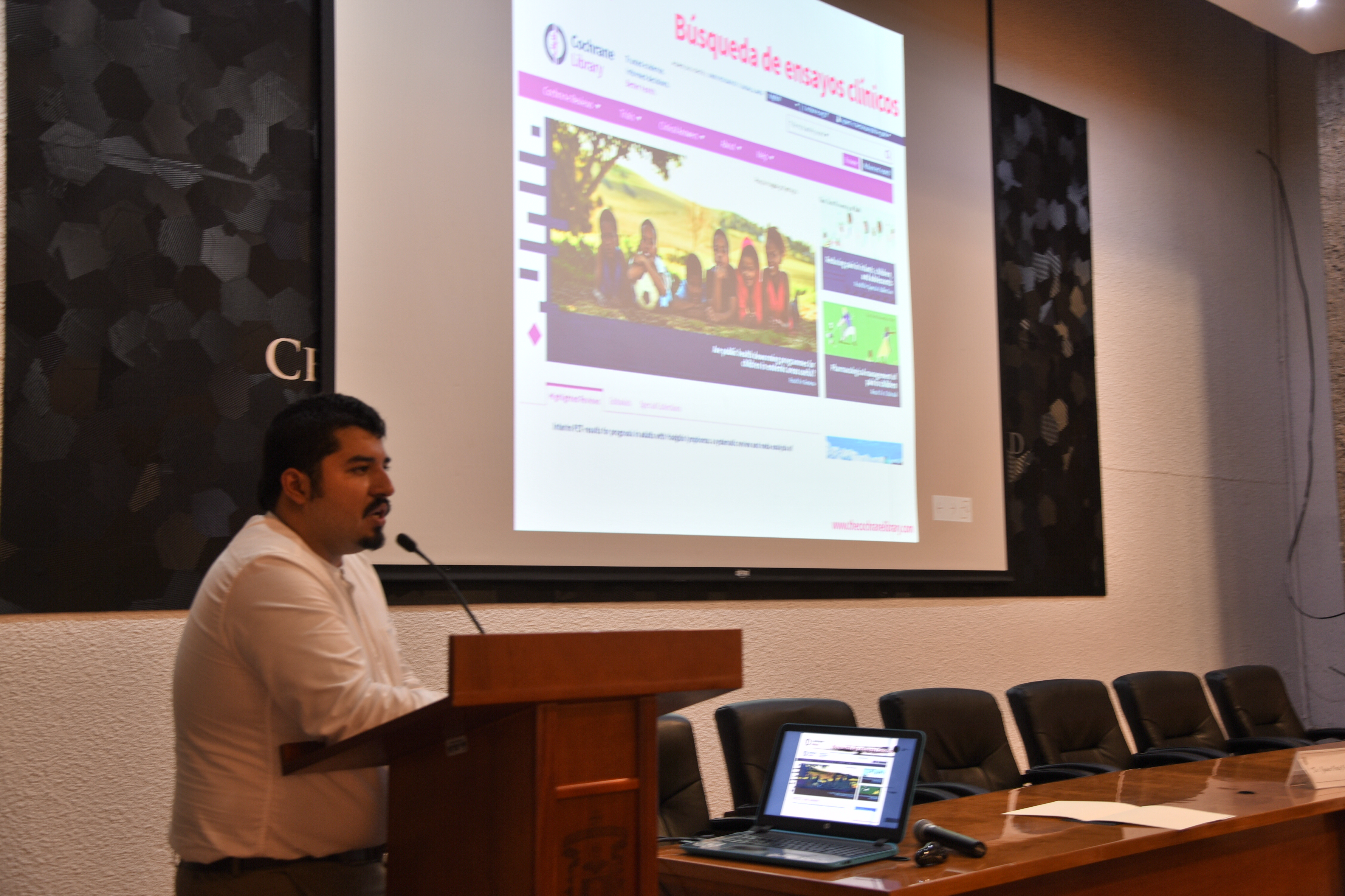 Entrenador de Cochrane impartiendo taller