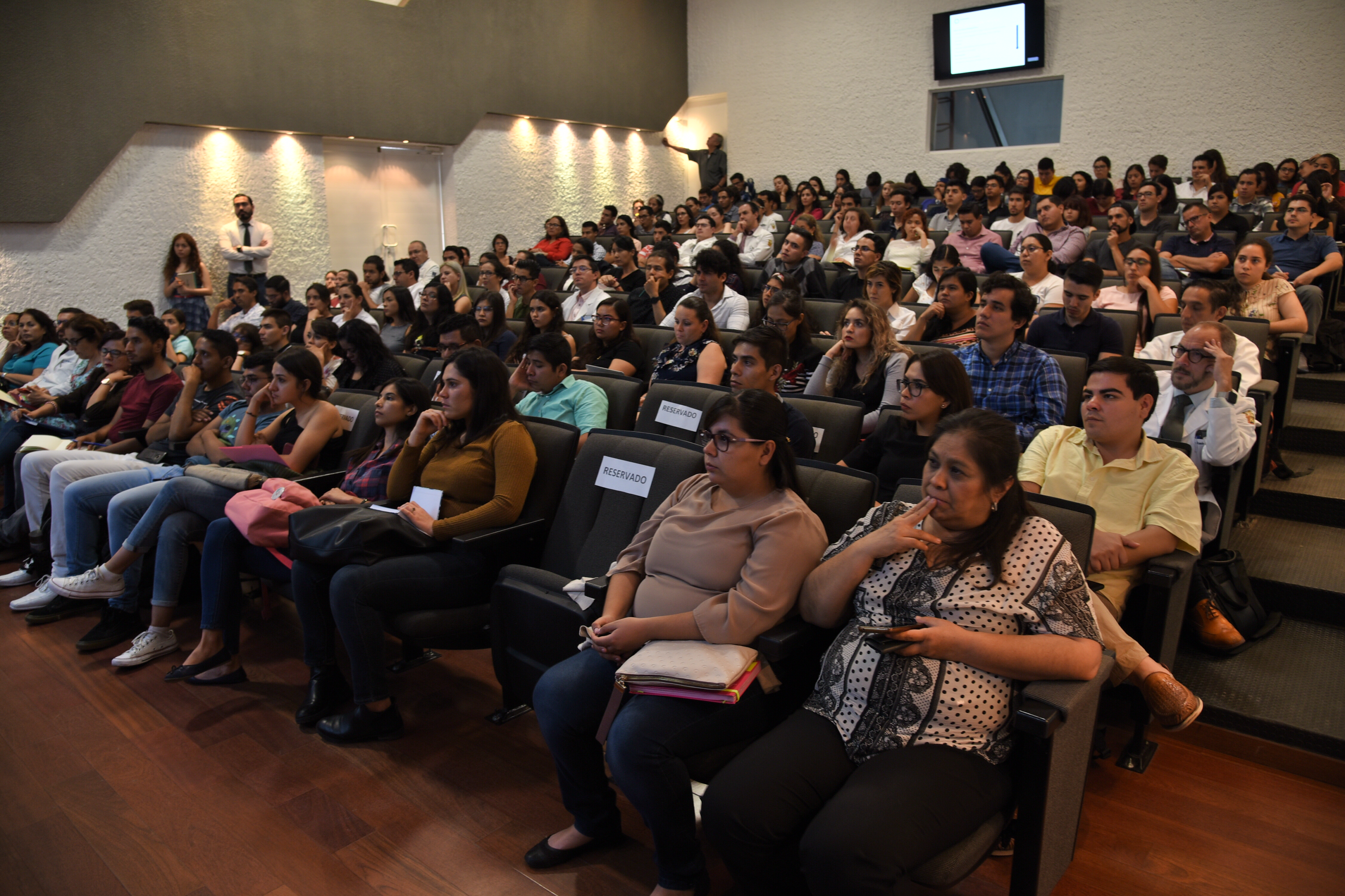 Toma general del auditorio a lleno total