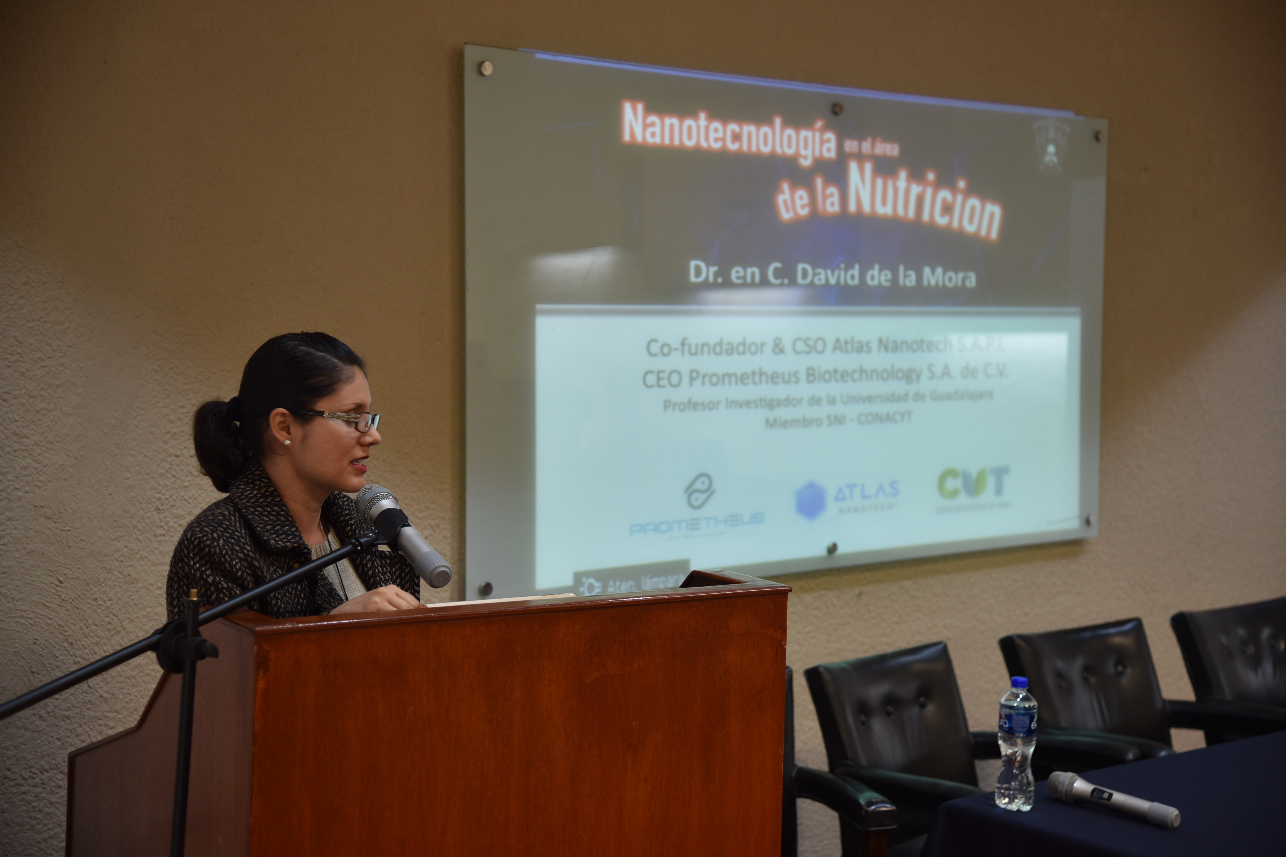 Coordinadora Doctorado Nutrición Taslacional presentando al ponente