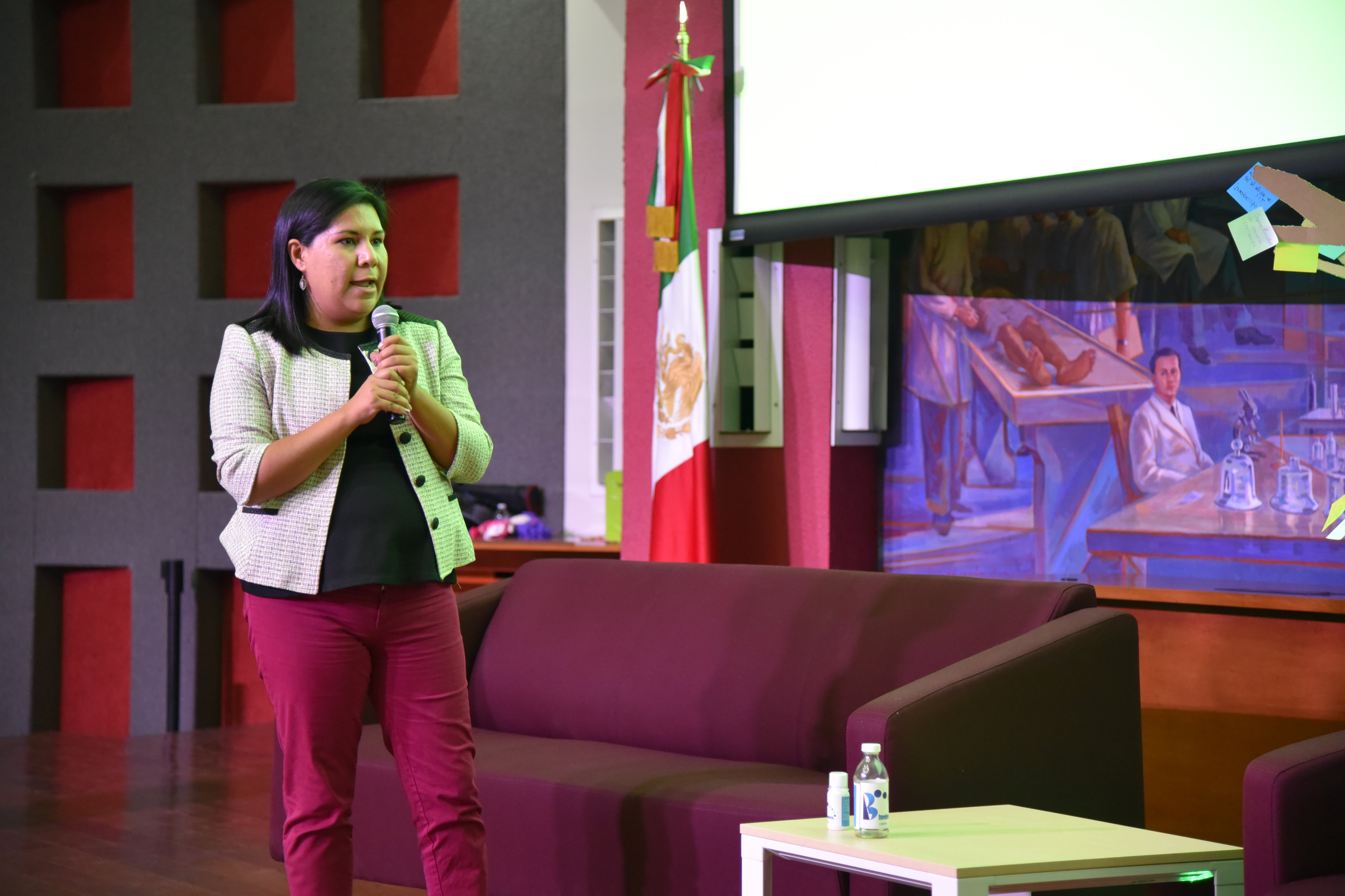 Dra. Sandra López presentando ante el jurado su proyecto
