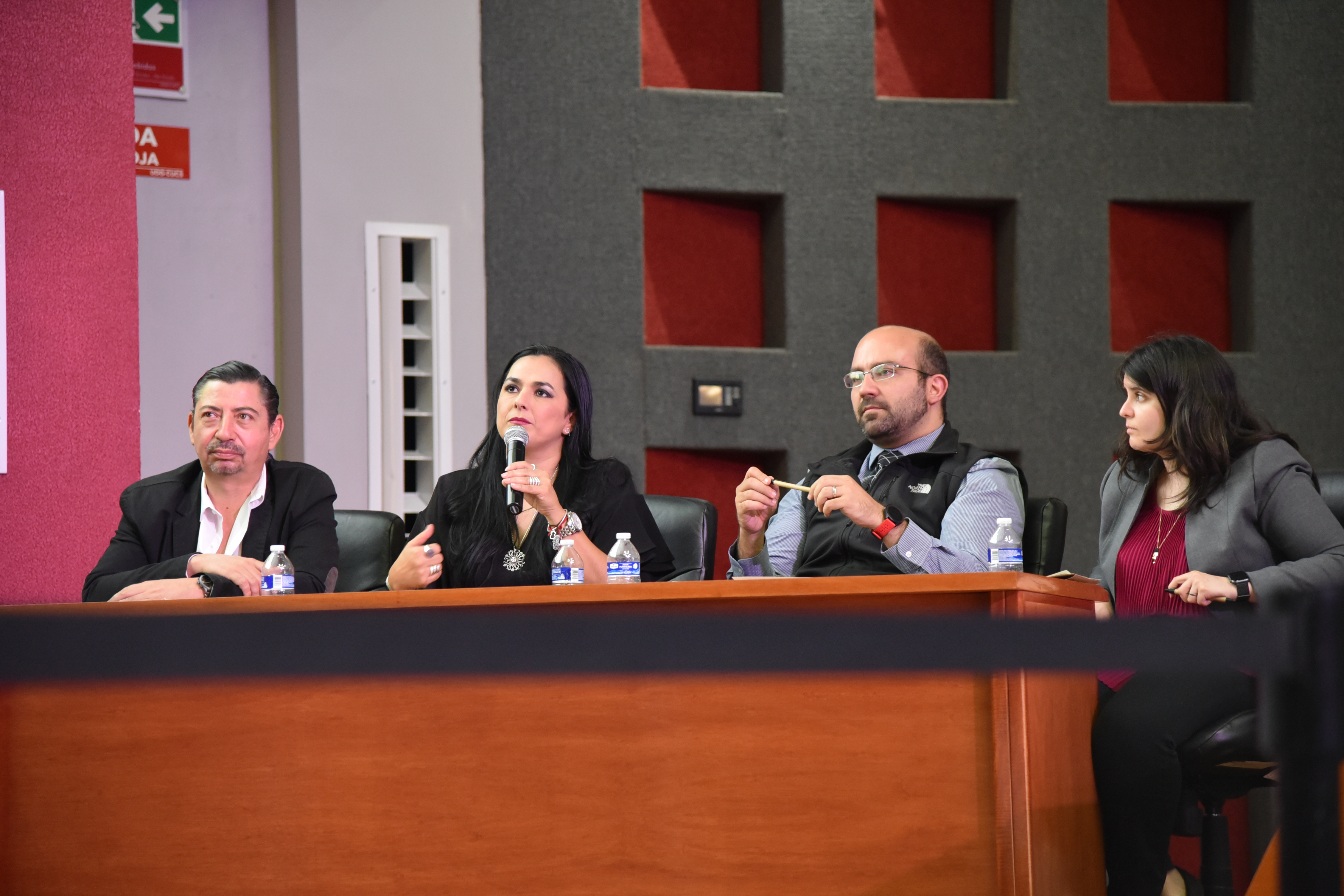 Miembros del jurado escuchando la presentación de proyectos
