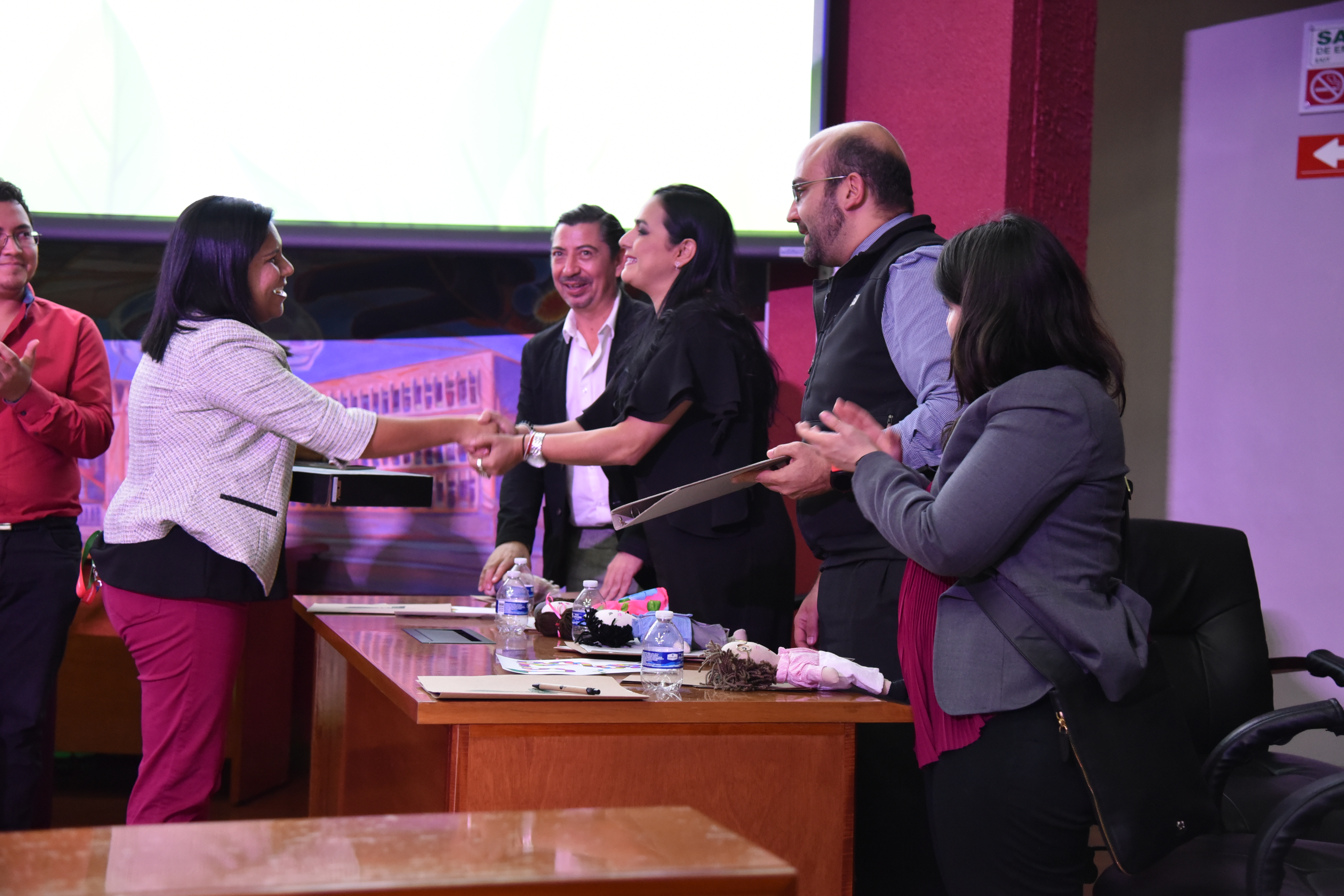 Dra. Sandra López recibiendo reconocimiento de manos de los miembros del presídium