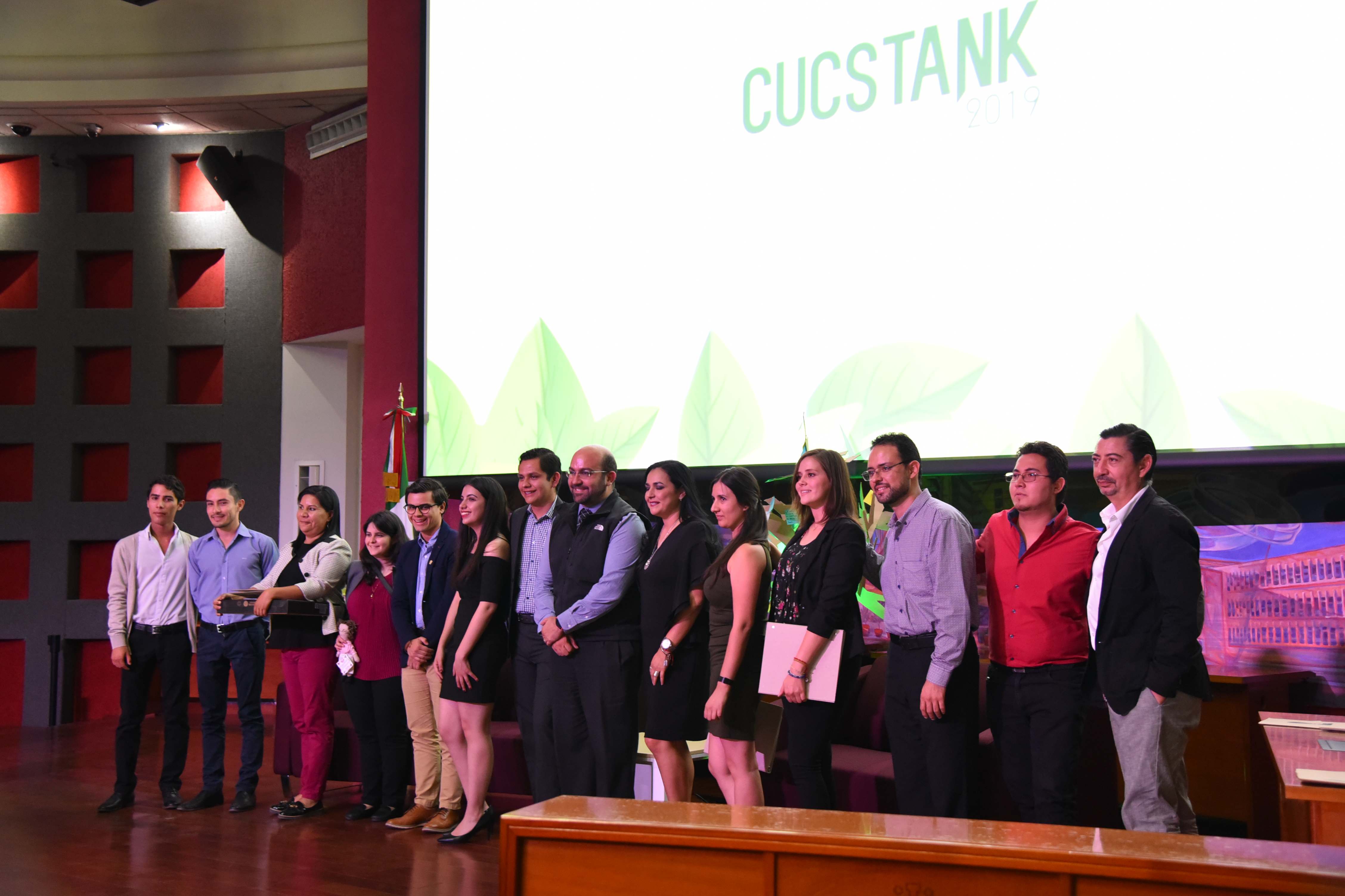 Todos los participantes y miembros del jurado posando para la foto