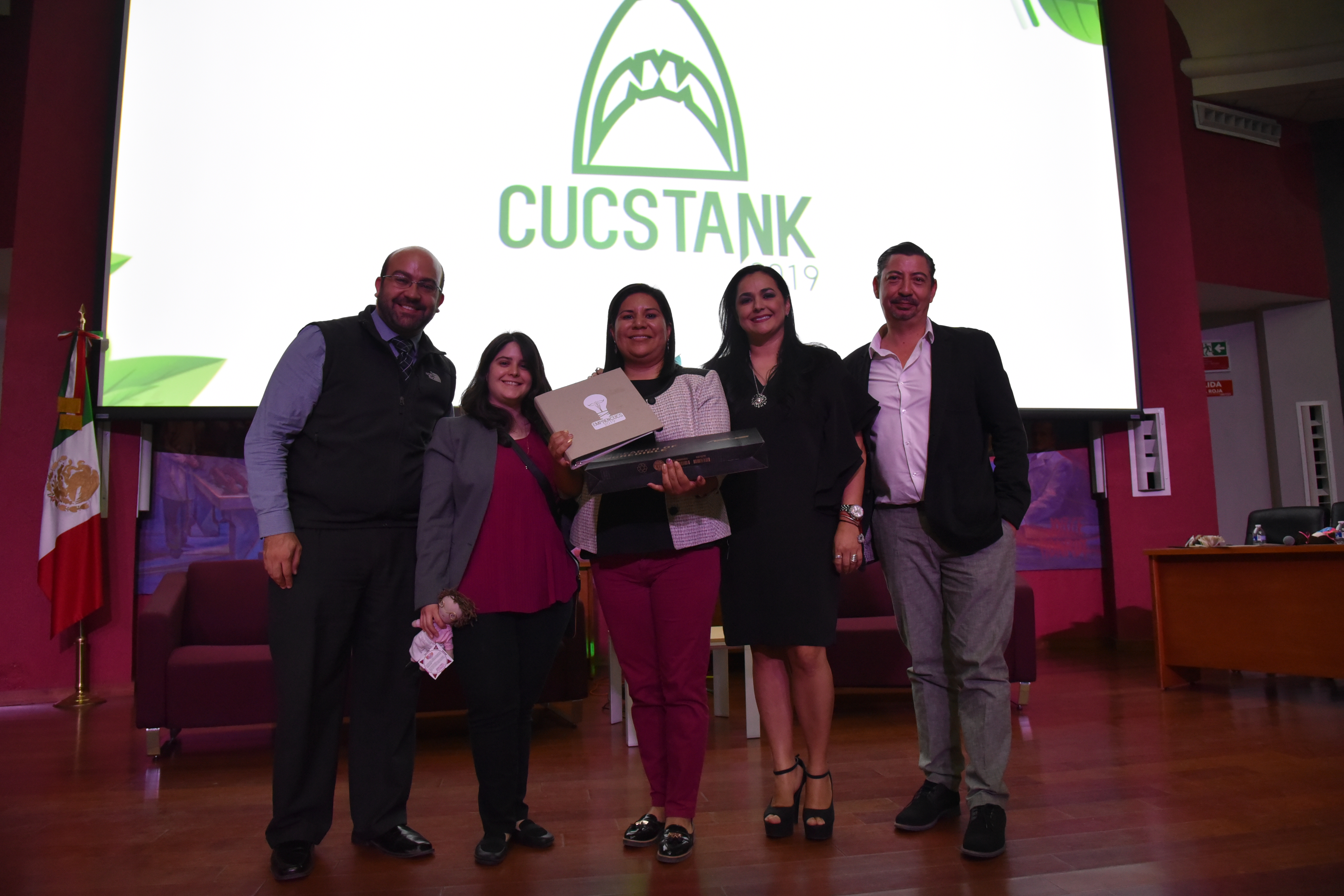 Dra. Sandra López posando para la foto junto con los miembros del jurado
