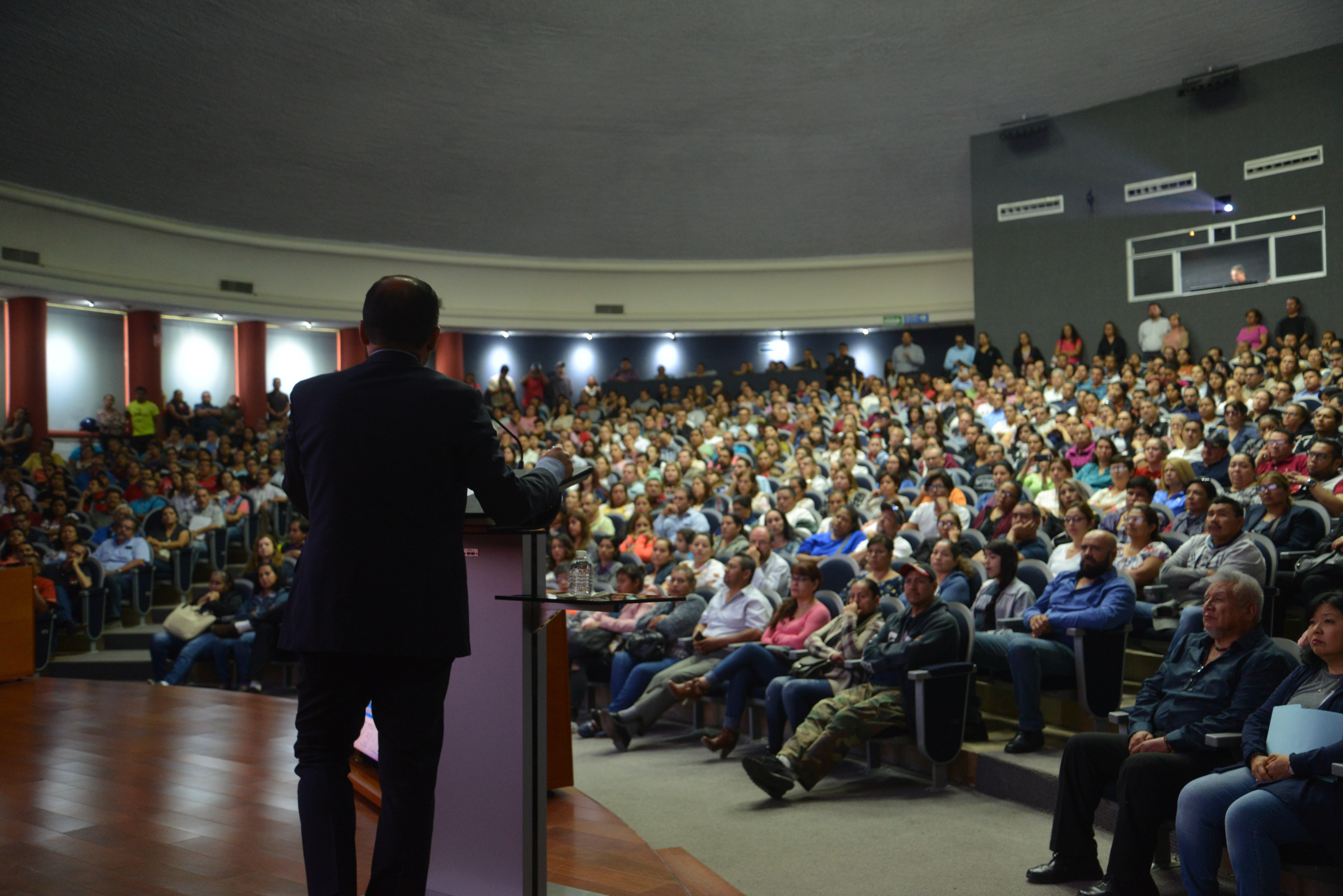 Vista desde el podium del auditorio que luce lleno de padres de familia