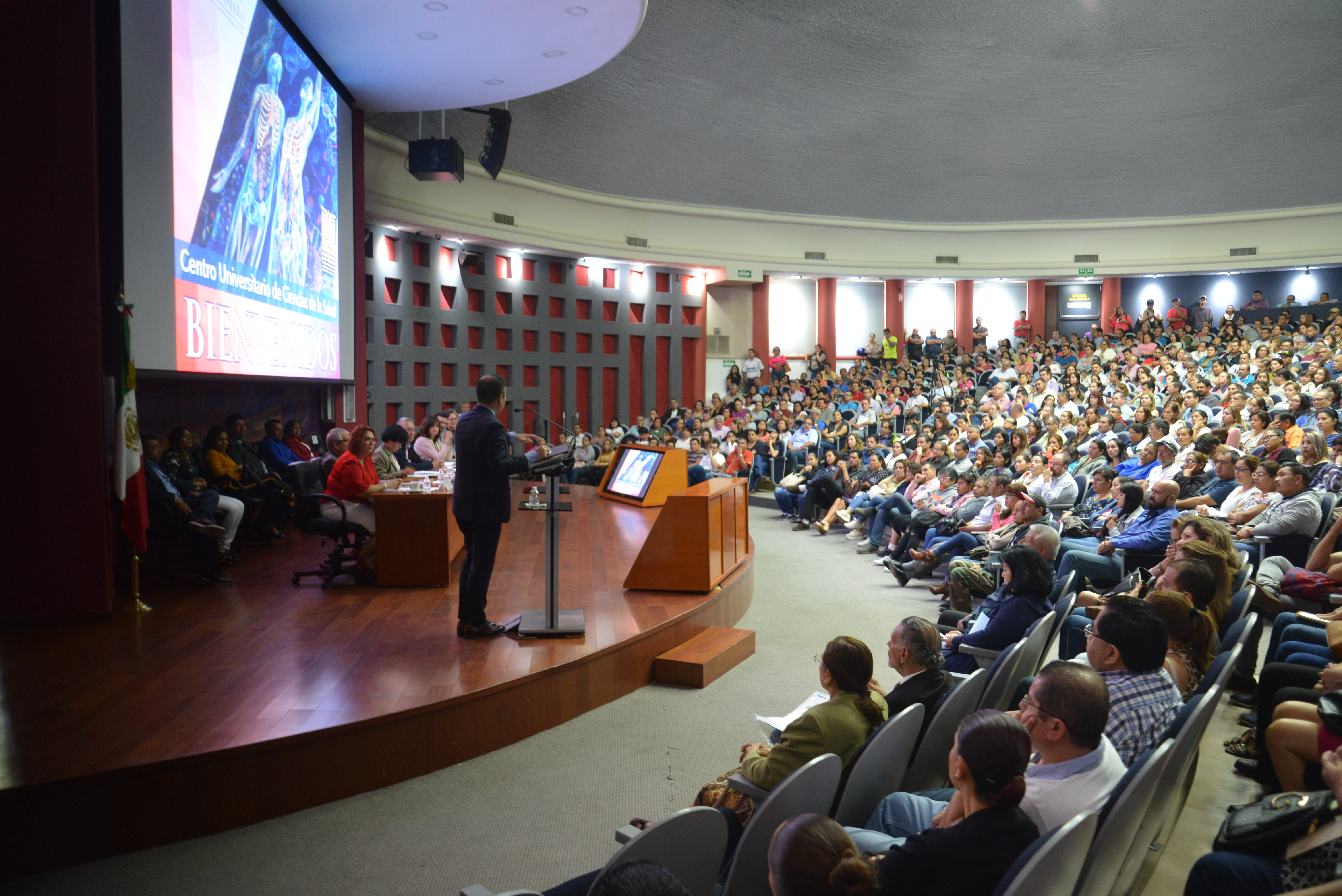Vista desde un costado del escenario donde se aprecia el auditorio lleno