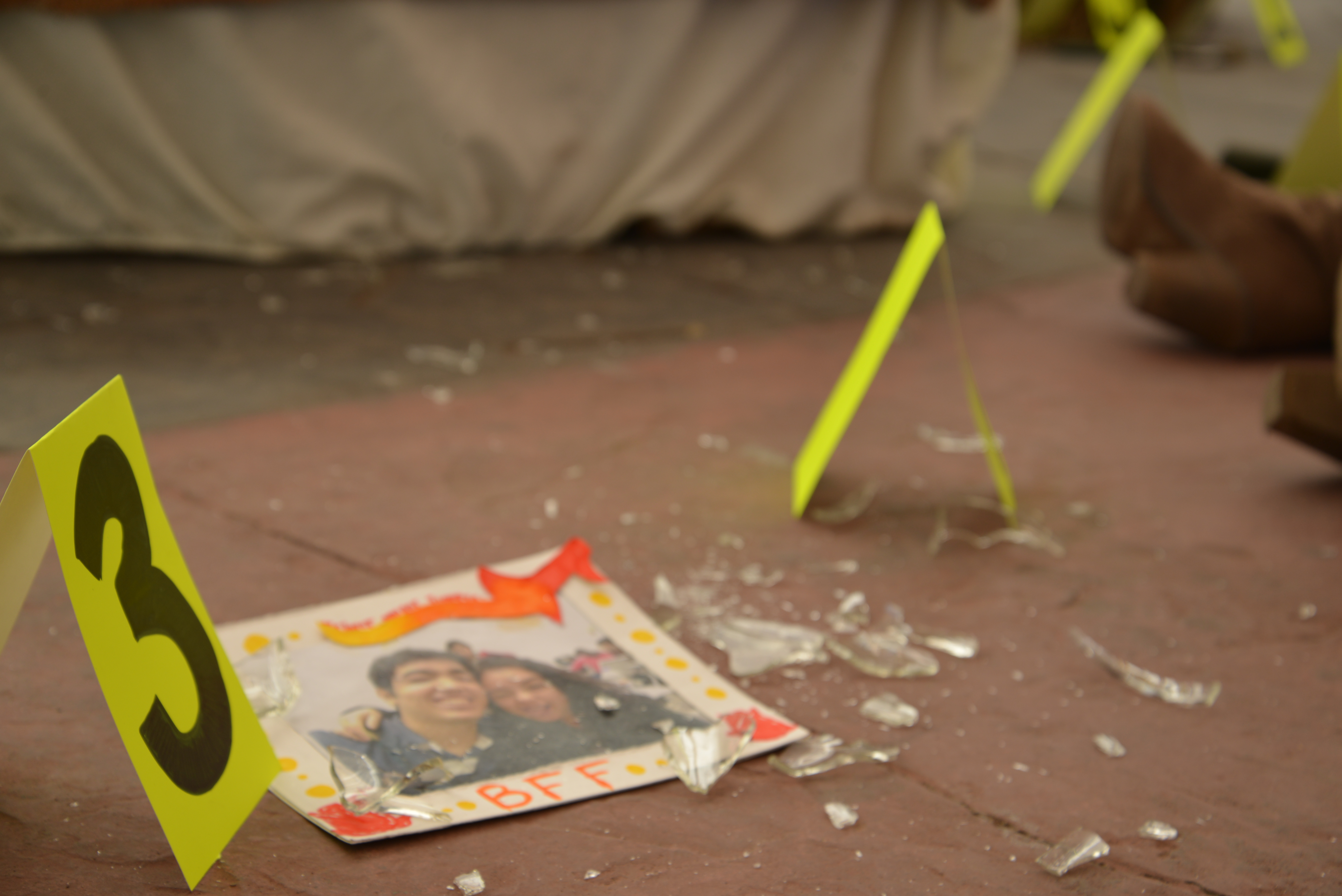fotografía de una pareja en el piso como elemento de análisis en una escena del crimen
