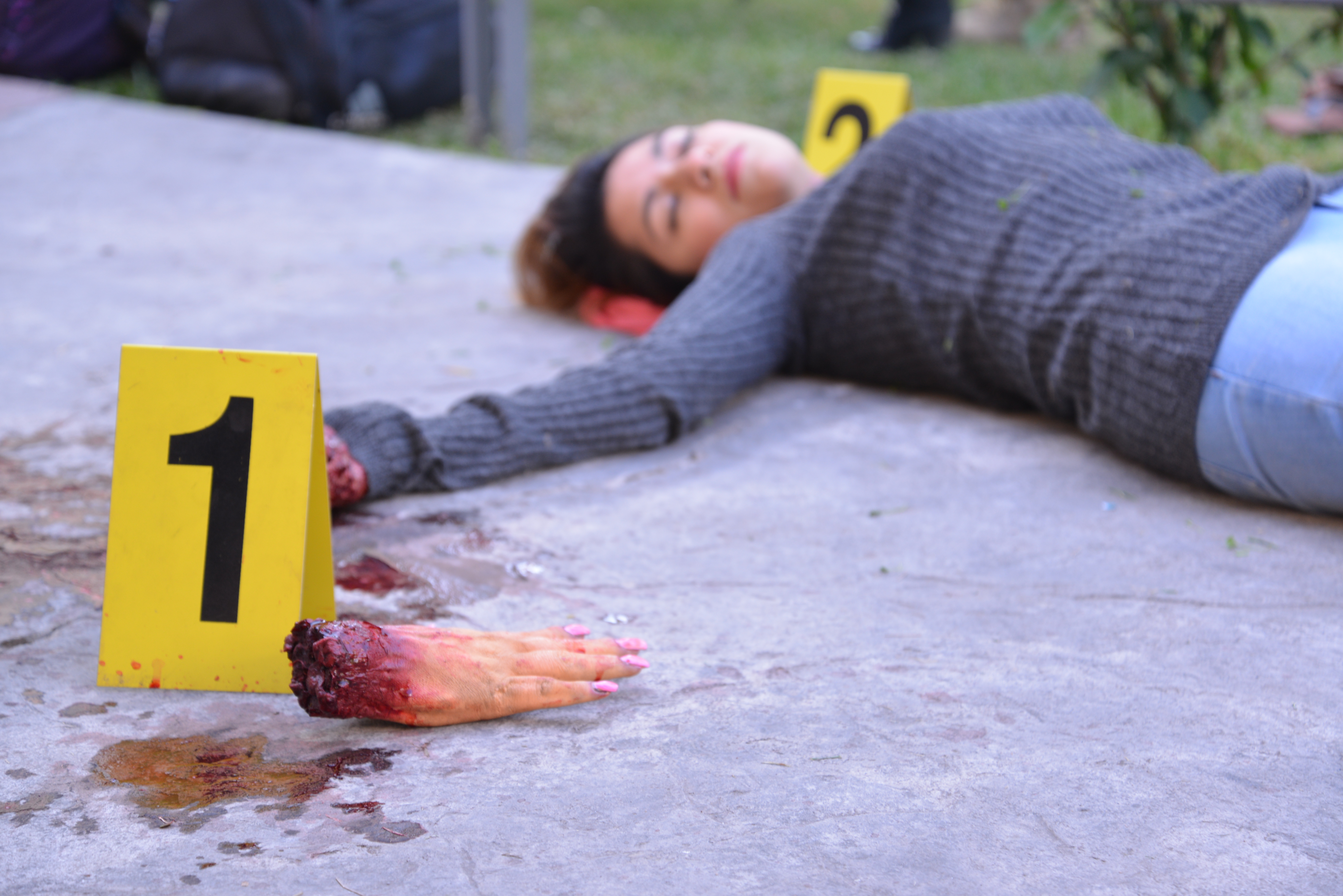 Alumna actuando un crimen con mutilación de una mano
