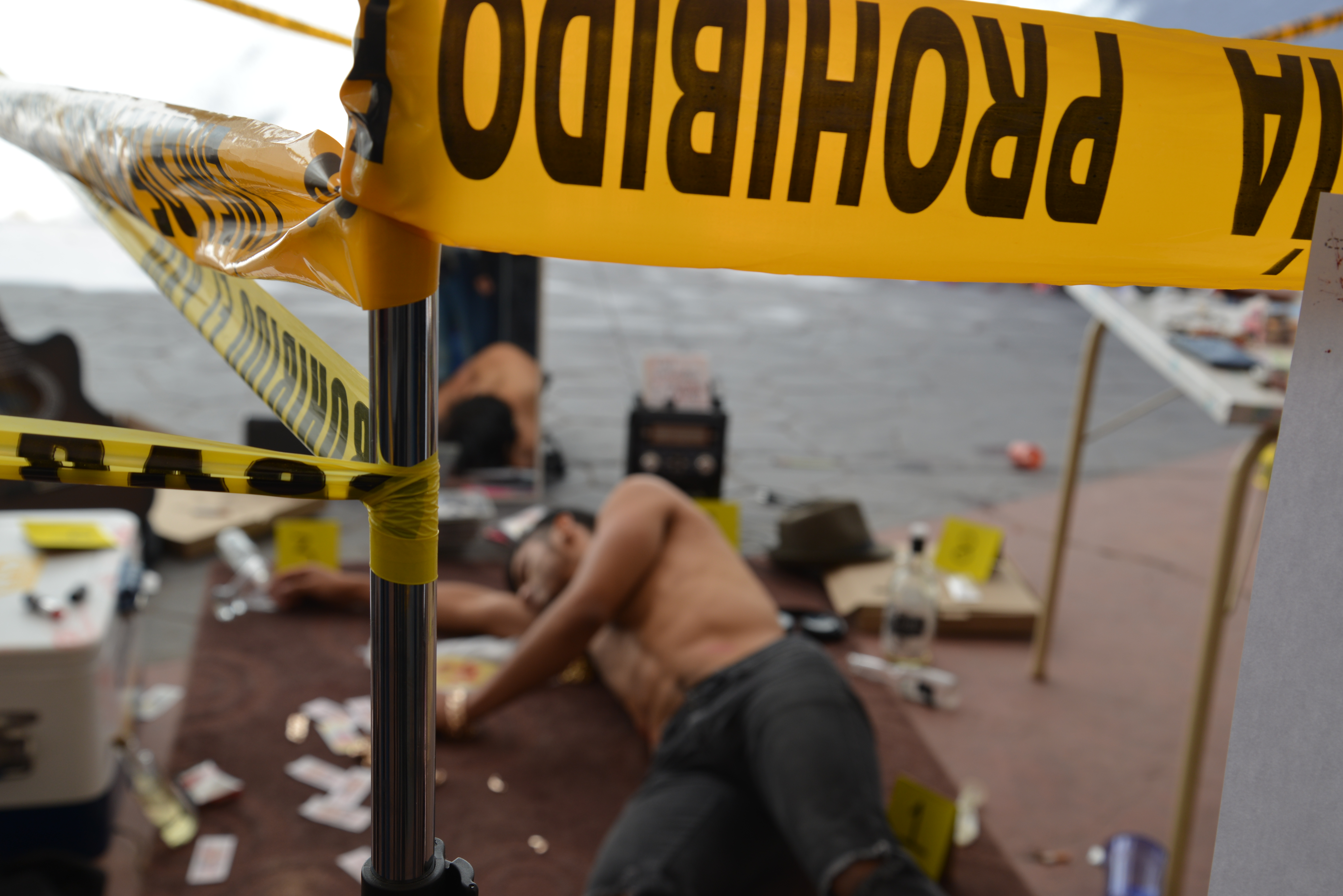 Alumno representando una muerte por sobredosis