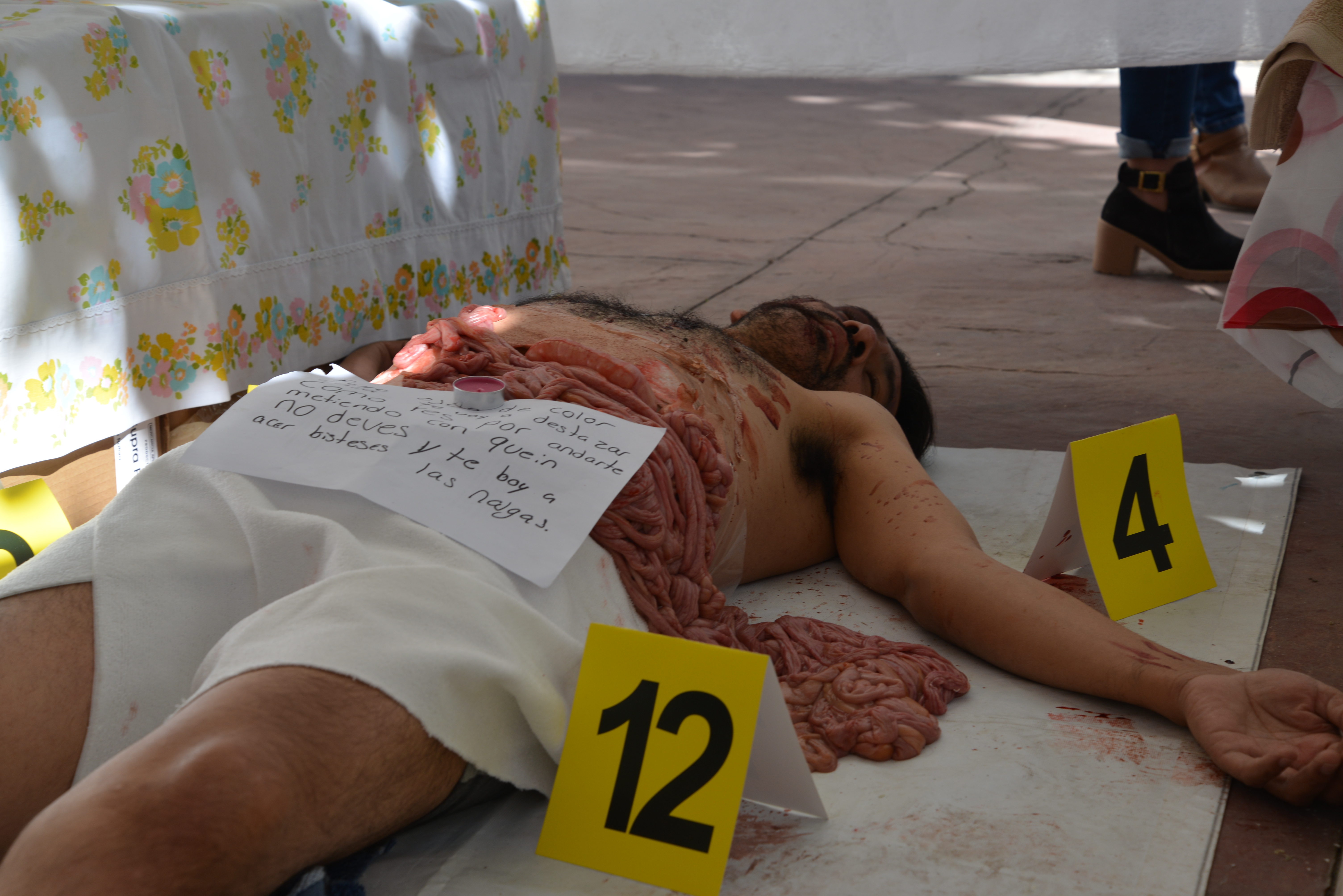 Alumno representando un crimen con eviseración