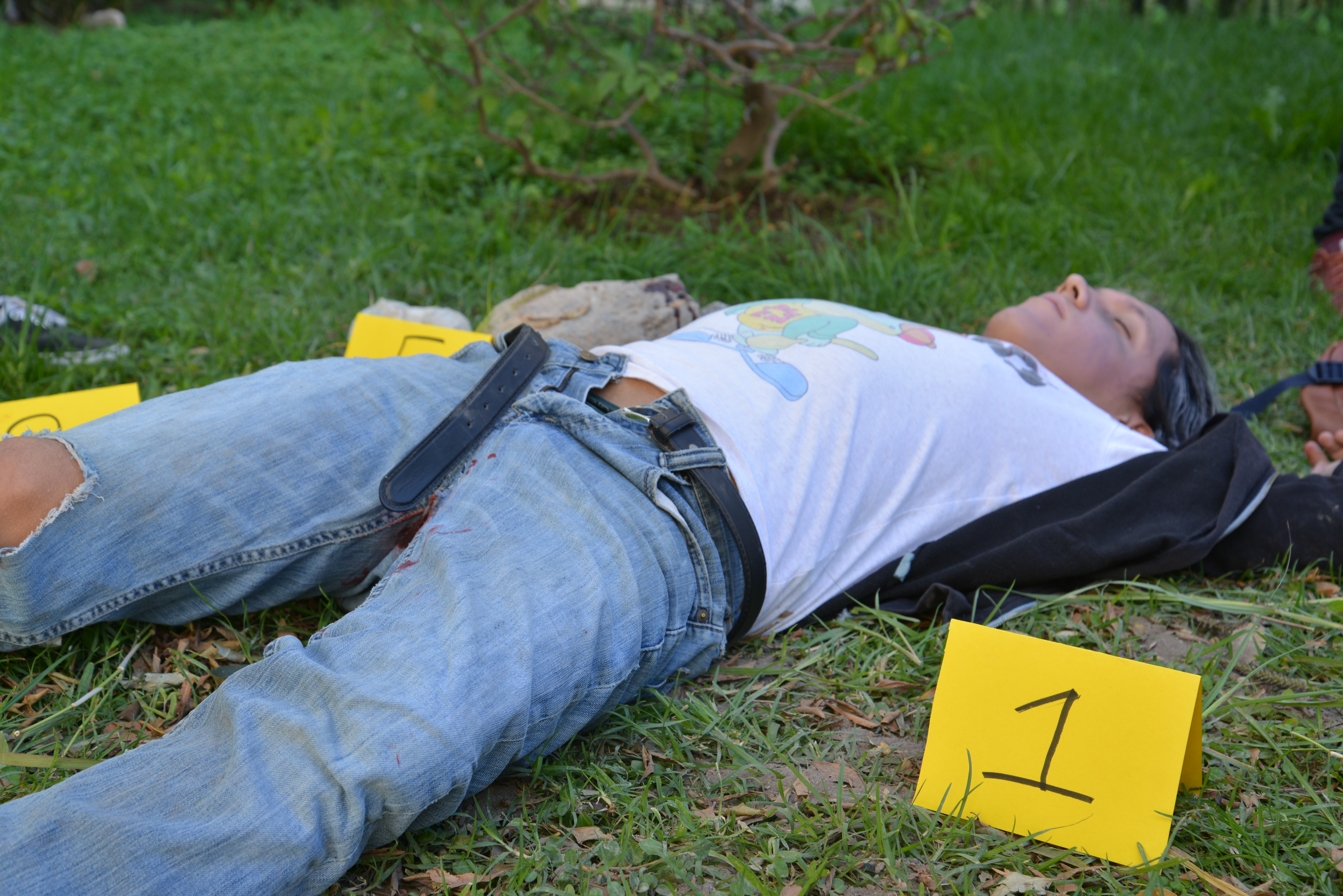 Alumno actuando un crimen con abuso sexual