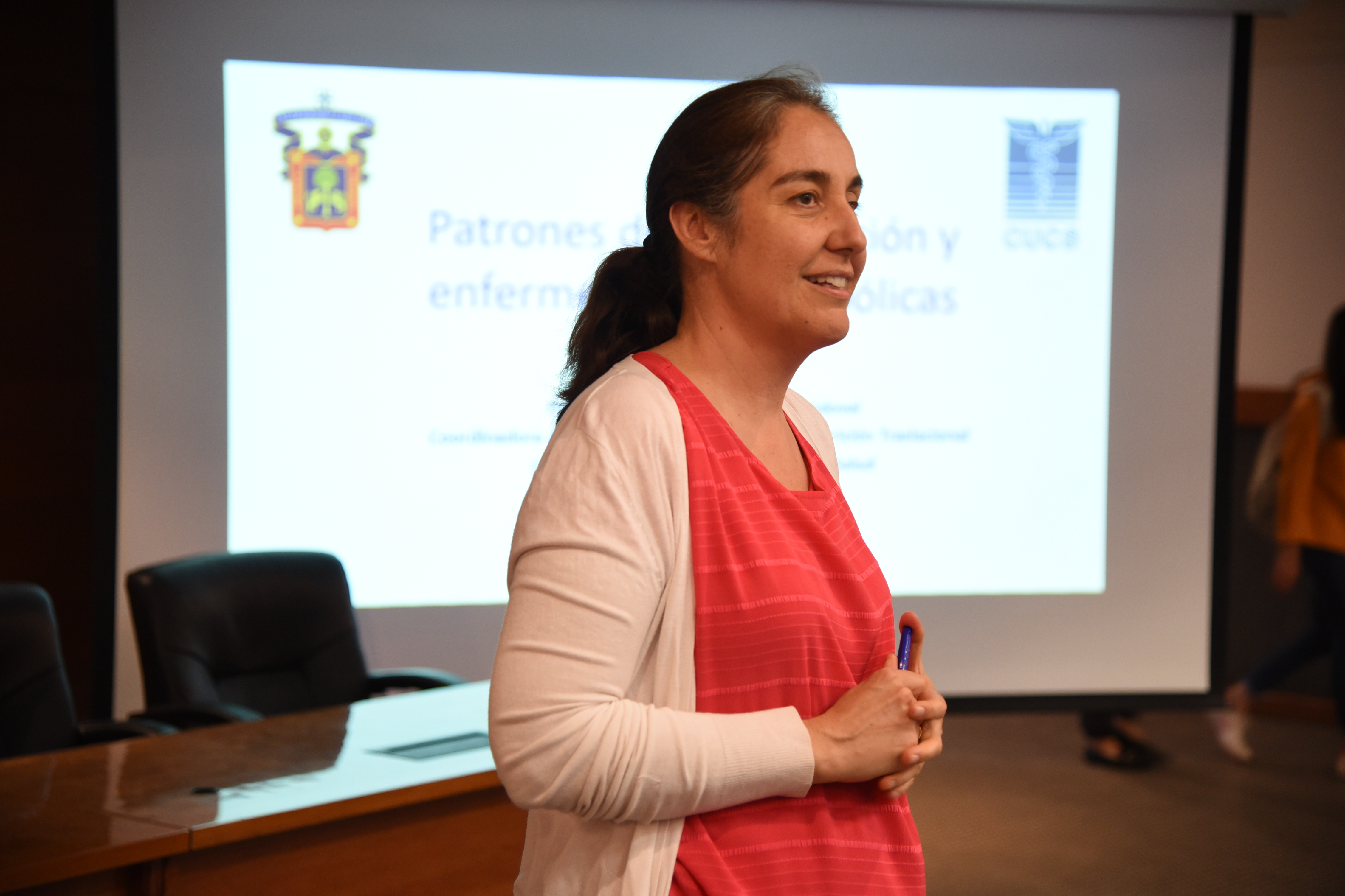 Dra. Bárbara Vizmanos dando mensaje de bienvenida