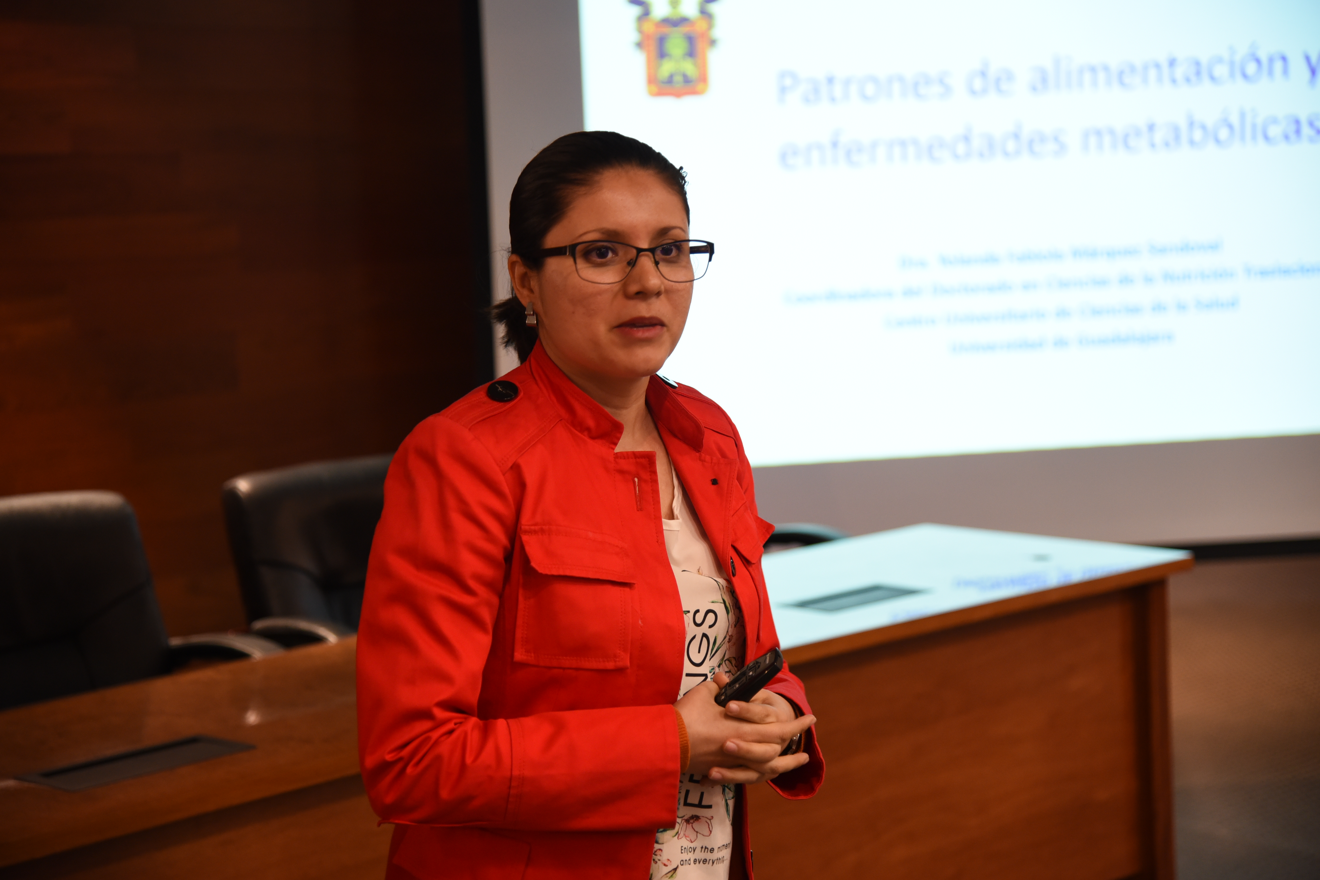 Conferencista exponiendo ante alumnos de ciencias de la salud
