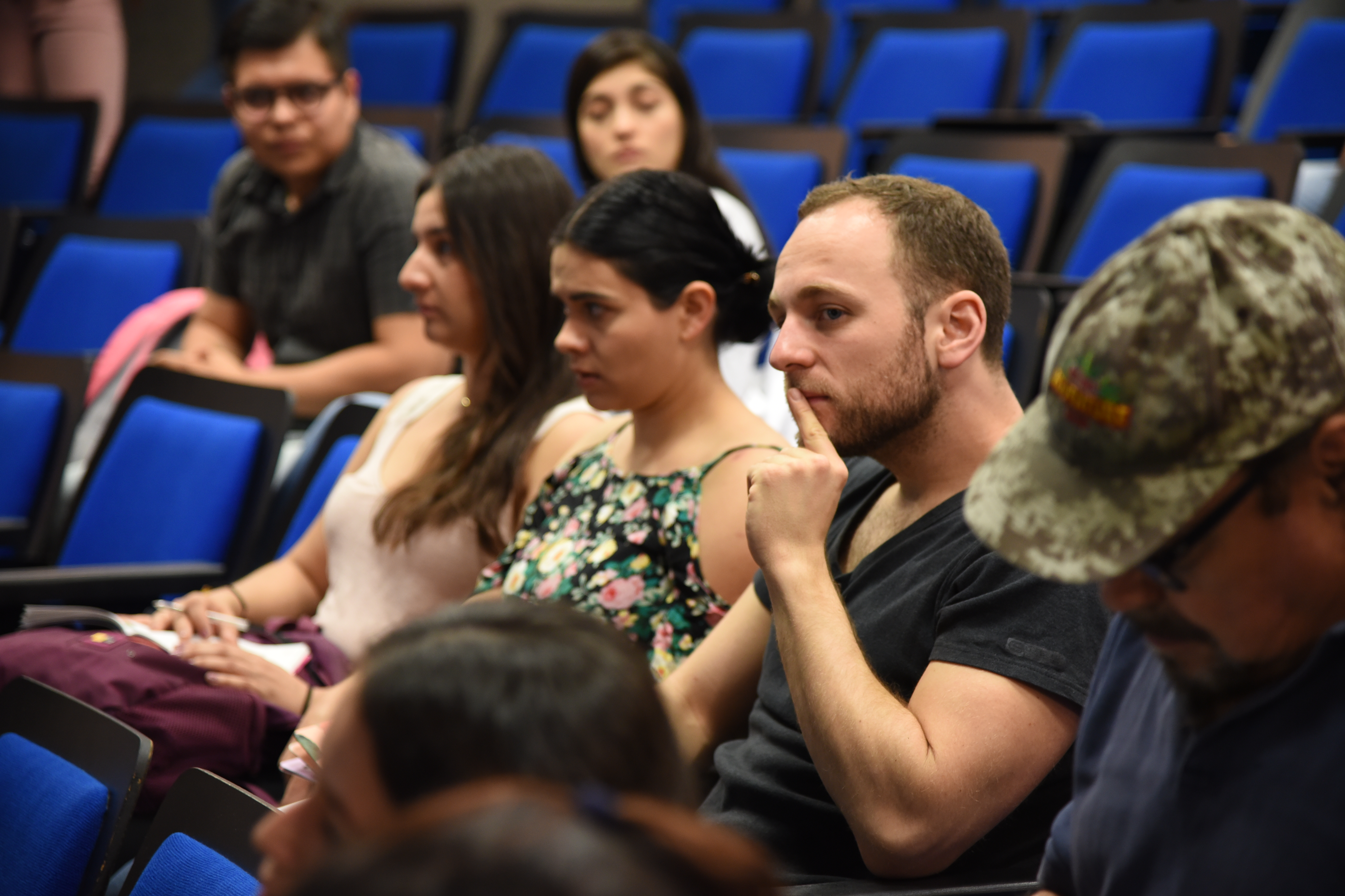 Estudiantes atentos a la conferencia