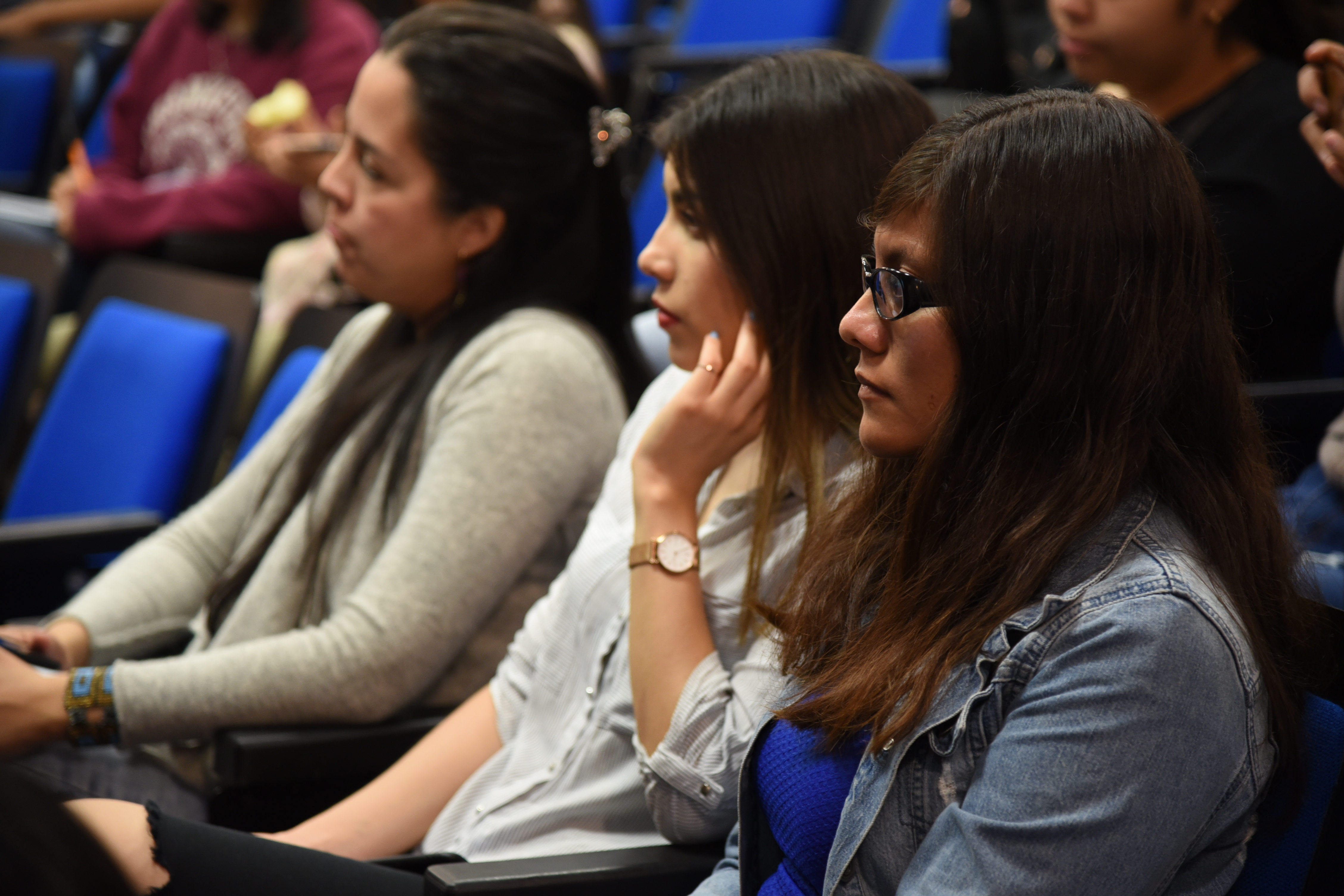 Estudiantes concentradas durante la plática