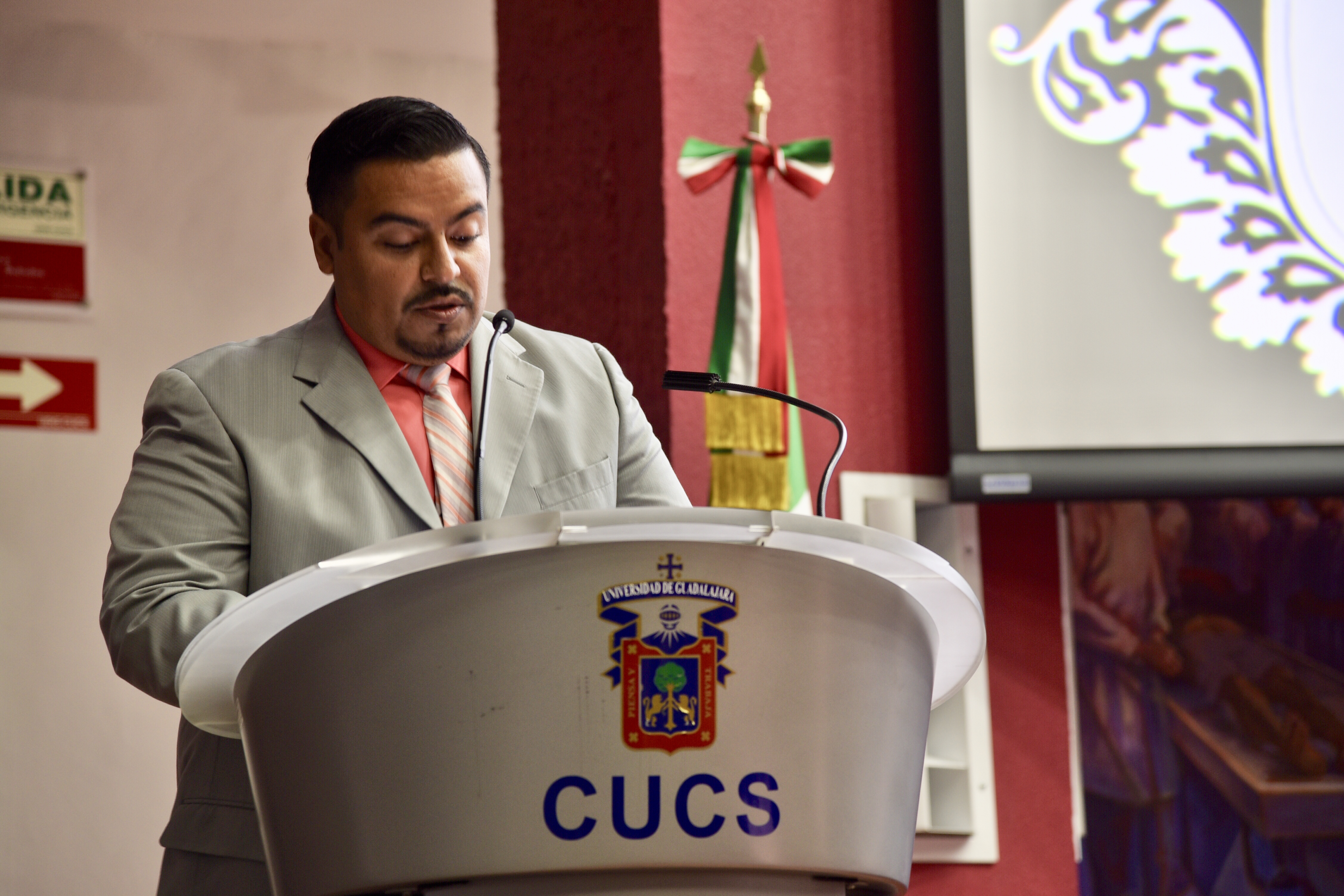 Representante del coordinador de la carrera dando mensaje a graduados