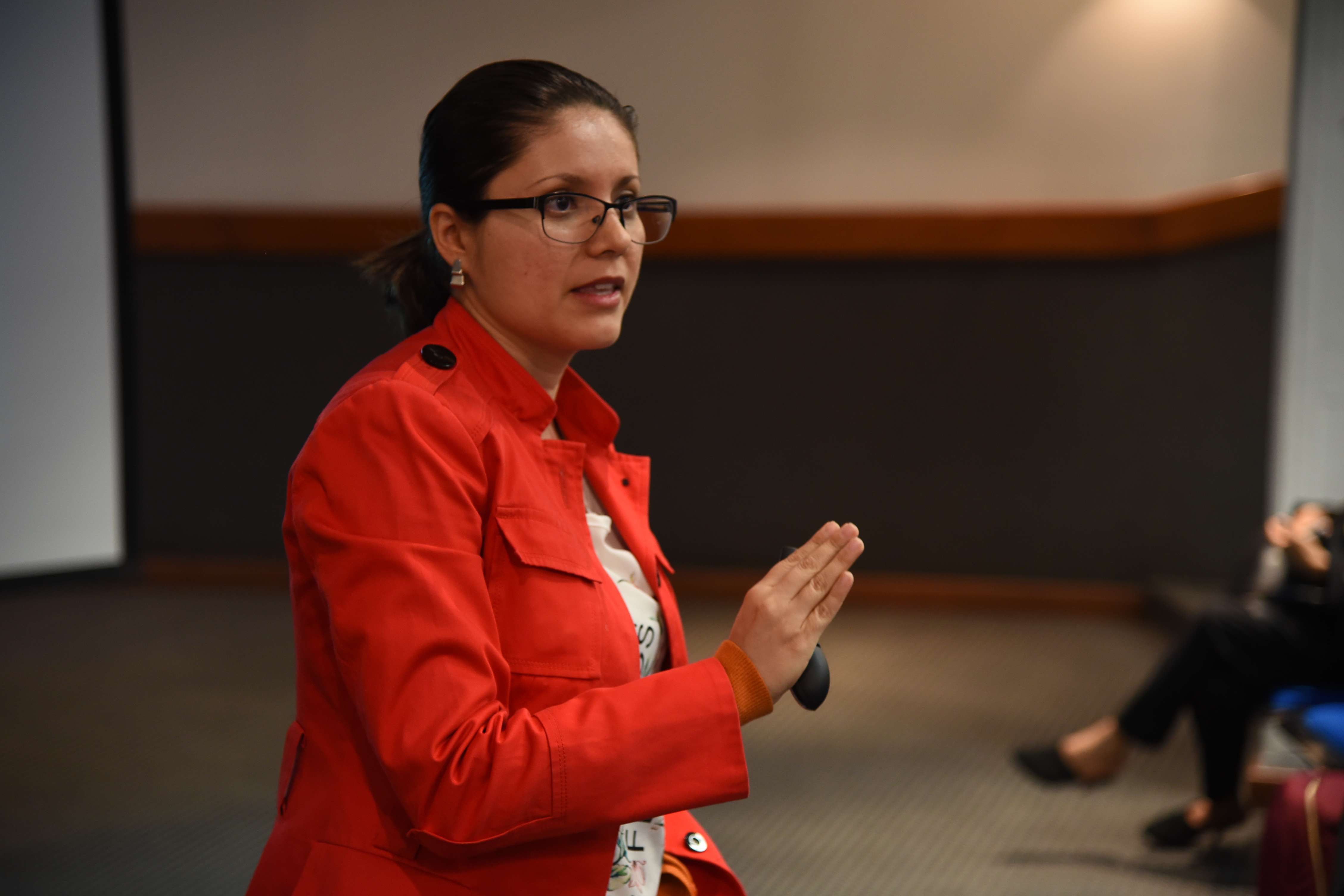 Conferencista explicando el tema ante estudiantes del CUCS