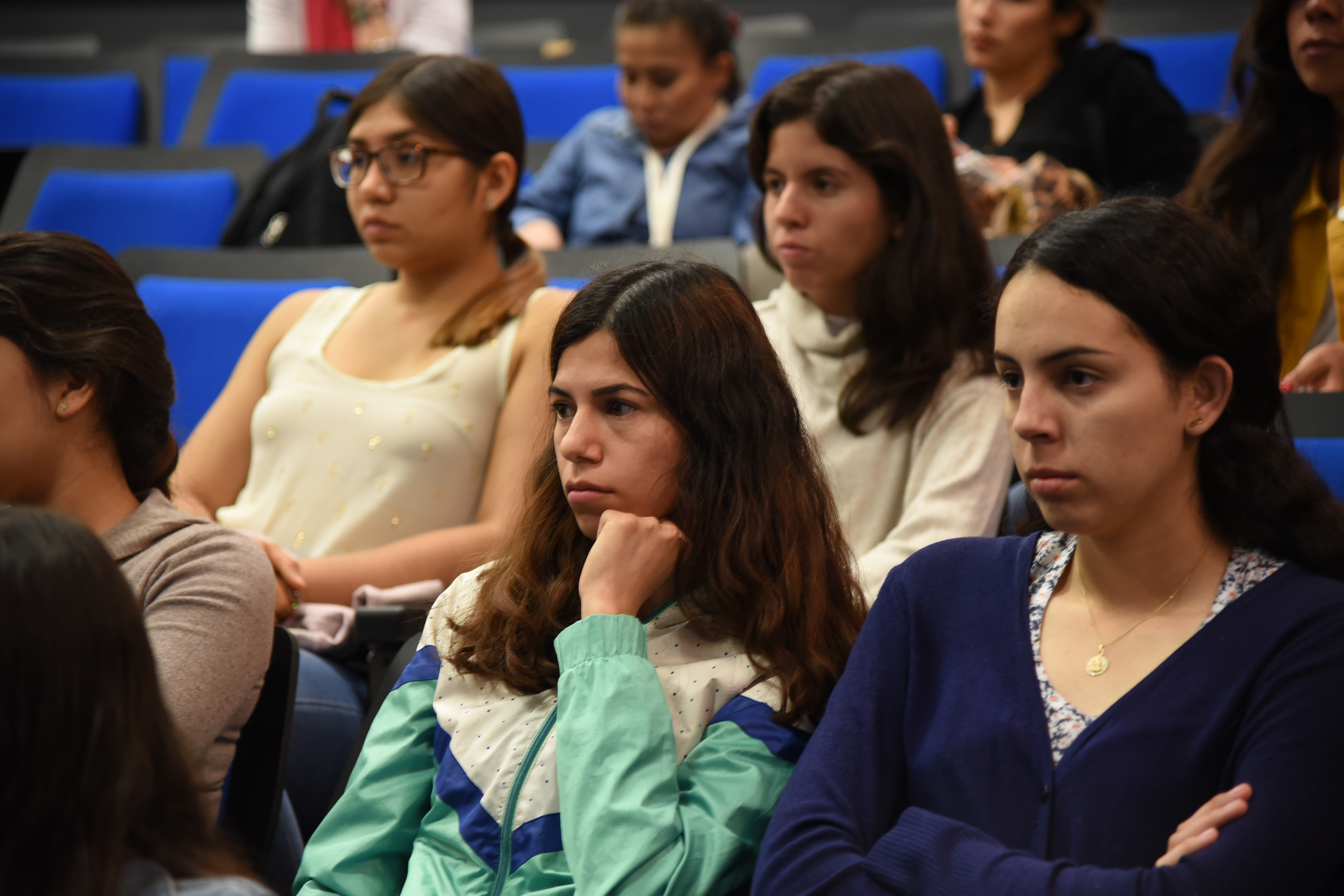 Alumnos recibiendo la conferencia