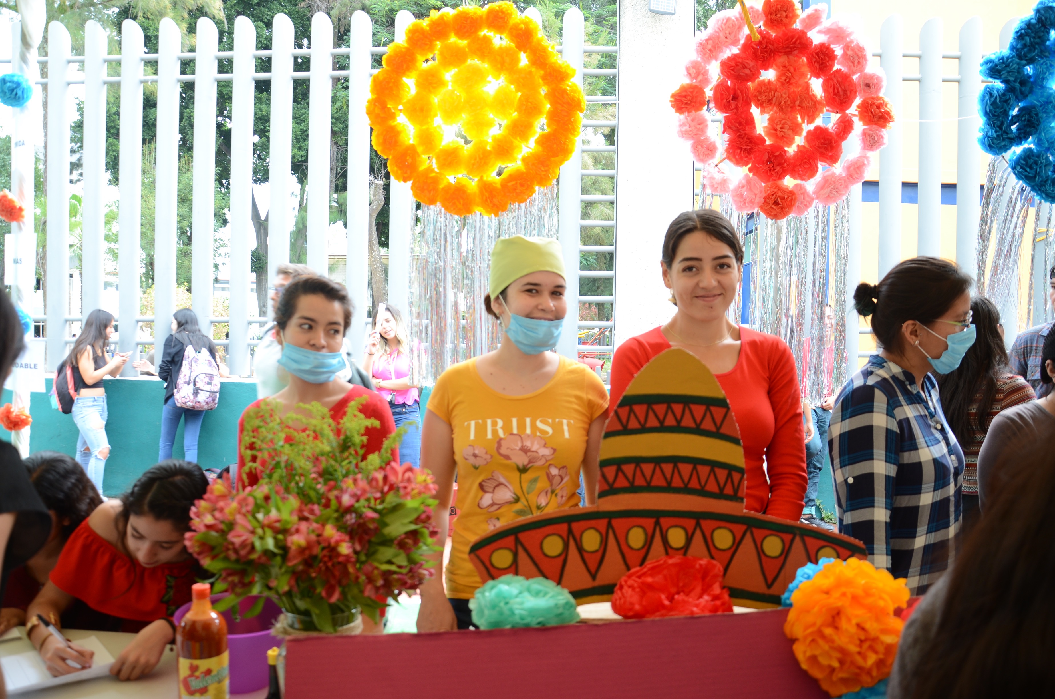 Alumnas en stand exponiendo alimentos