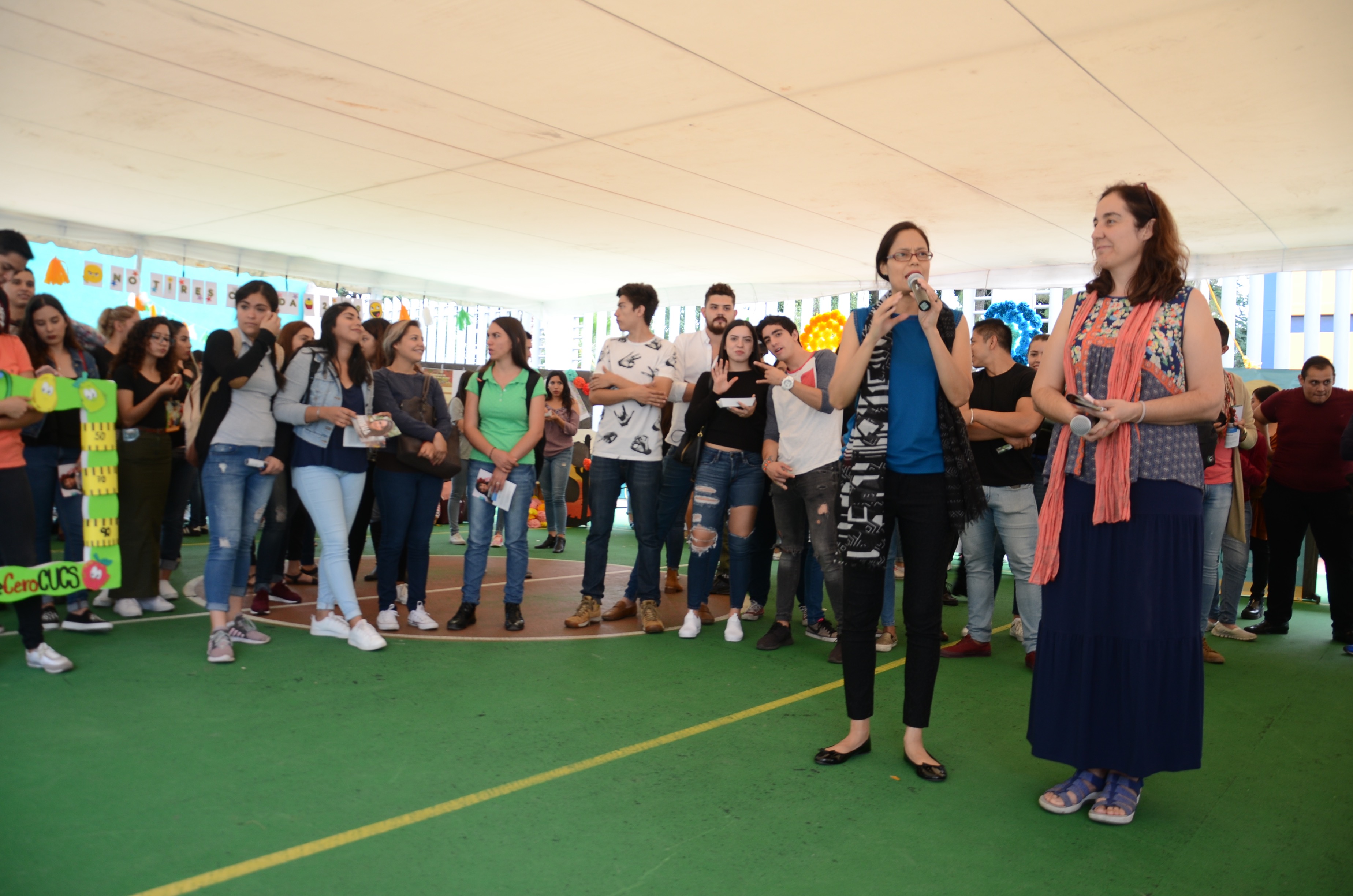 Mtra. Martha Betzaida Altamirando al micrófono dando palabras de bienvenida