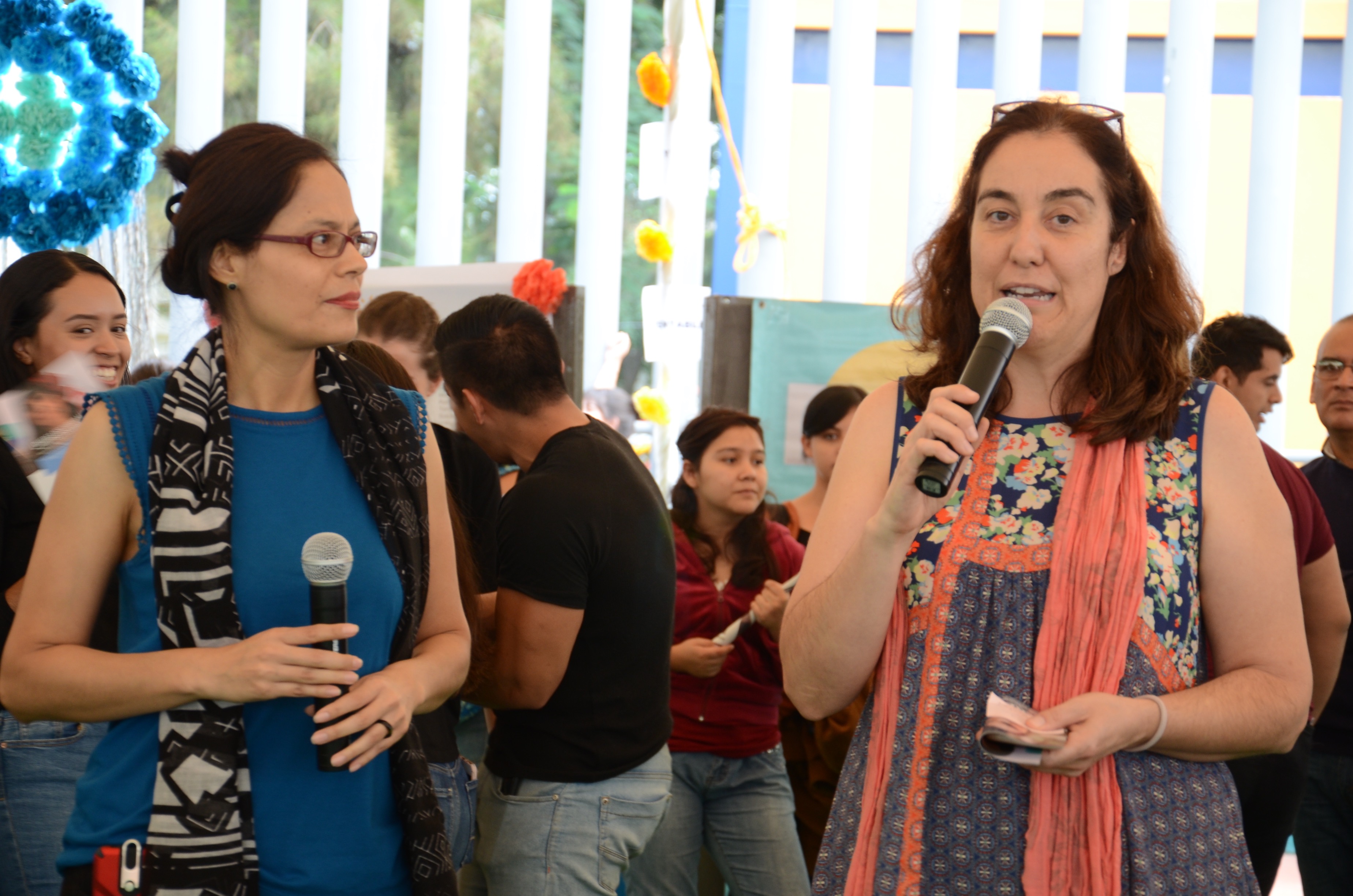 Dra Bárbara Vizmanos al micrófono inaugurando el evento