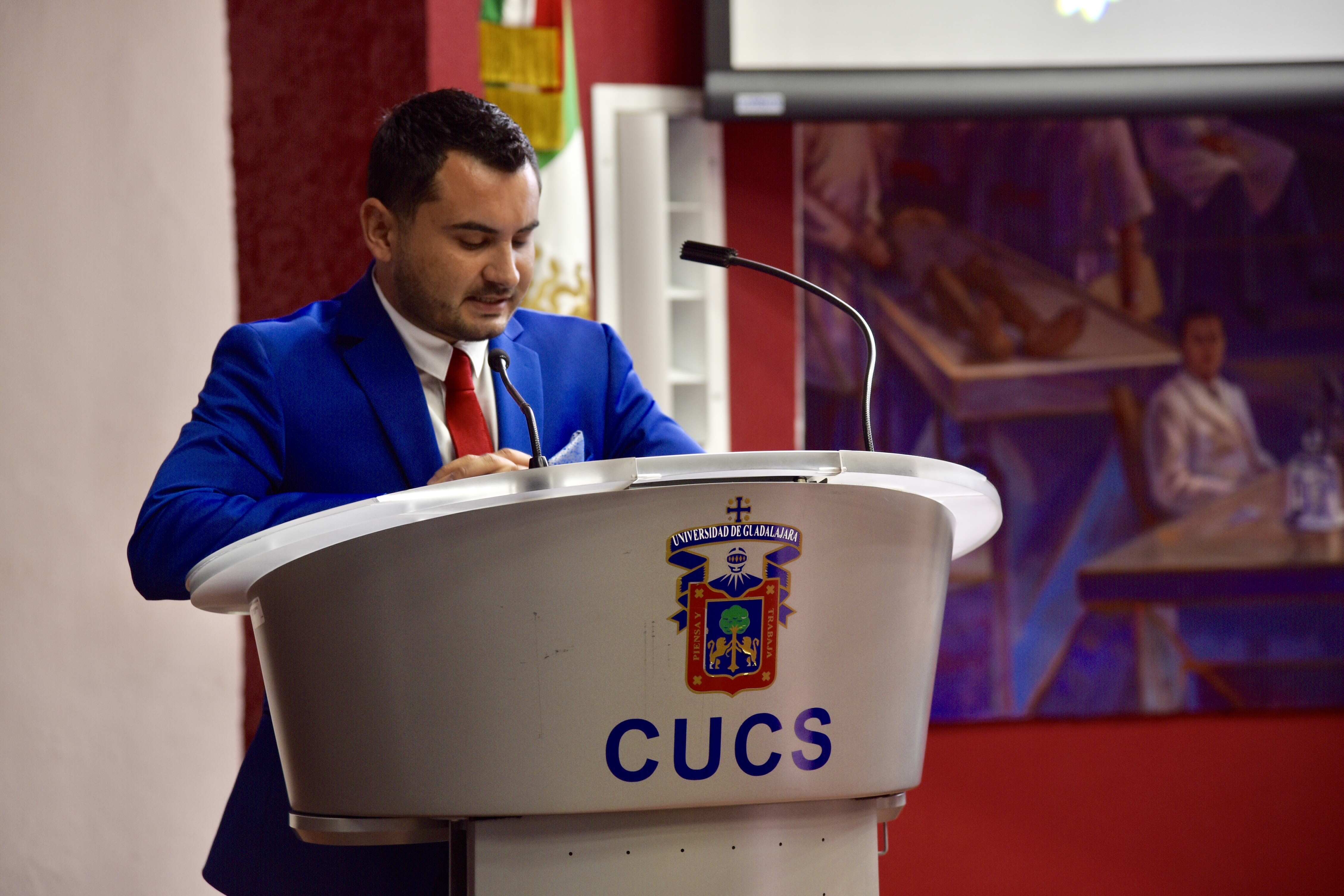 Padrino de generación dando mensaje a graduados