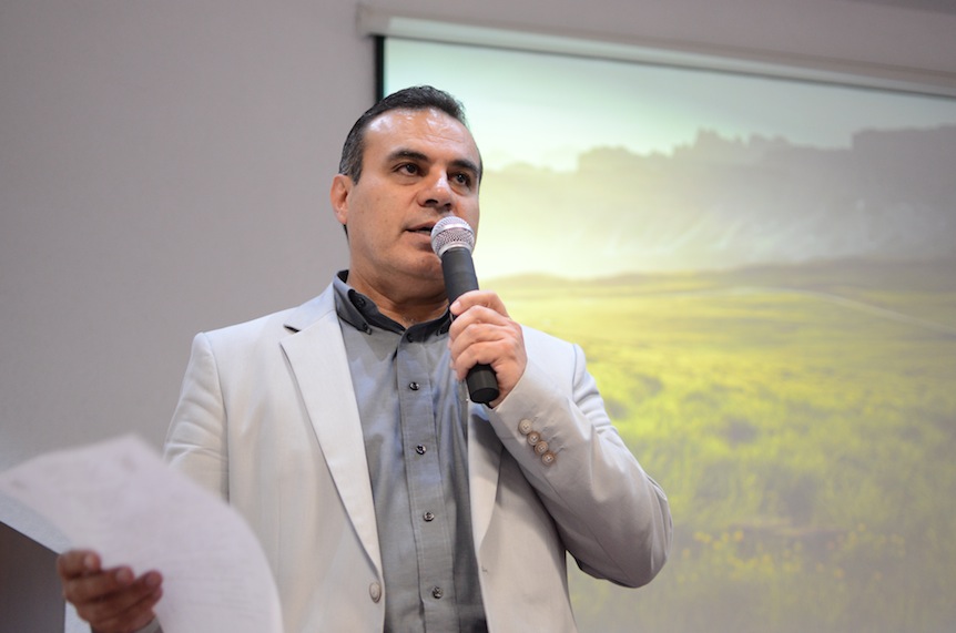 Dr. Igor Ramos Herrera, presentando al Dr. Aflredo Celis de la Rosa durante la inauguración de la conferencia