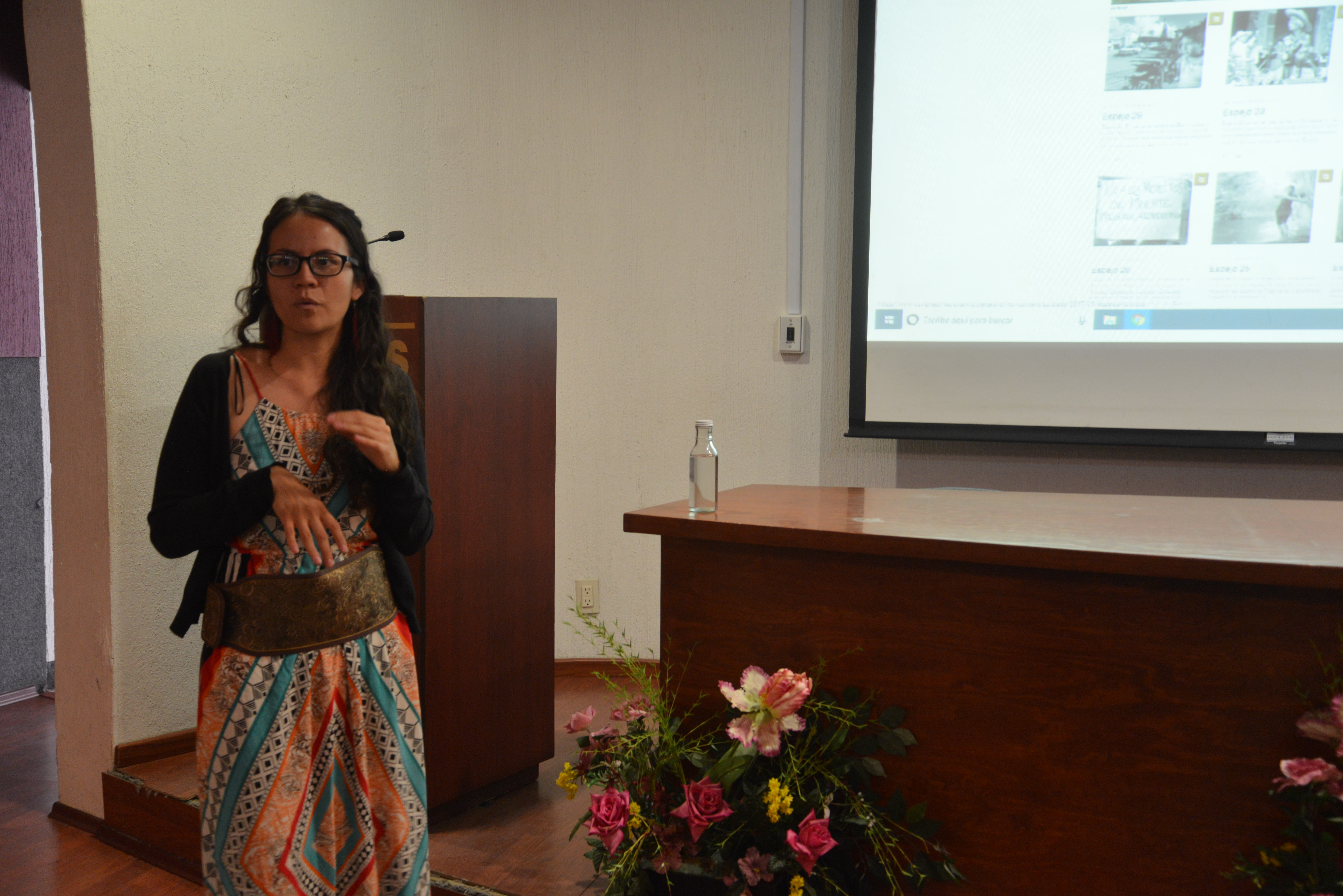 Mtra  Nadia González impartiendo conferencia 2