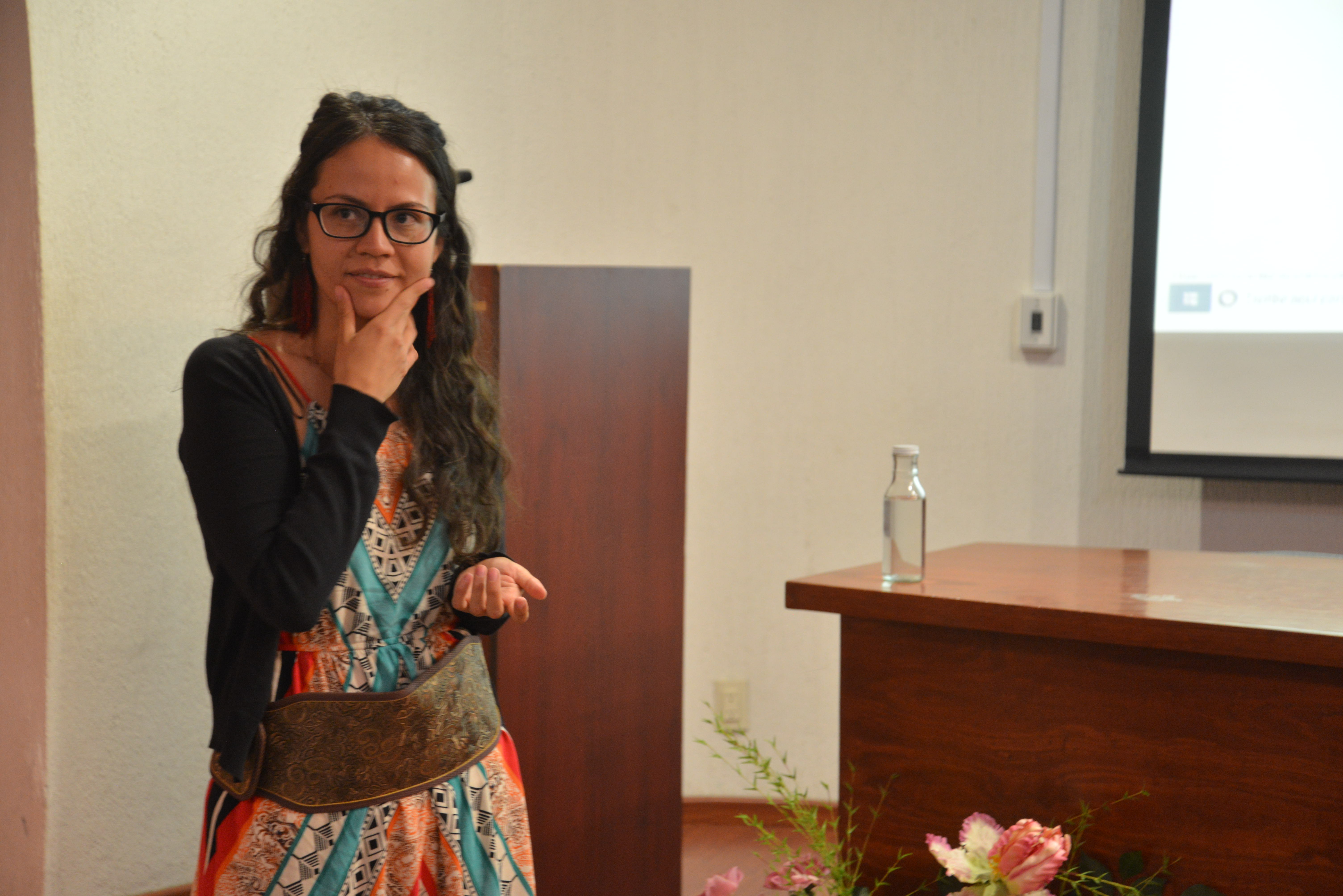 Mtra Nadia González impartiendo conferencia