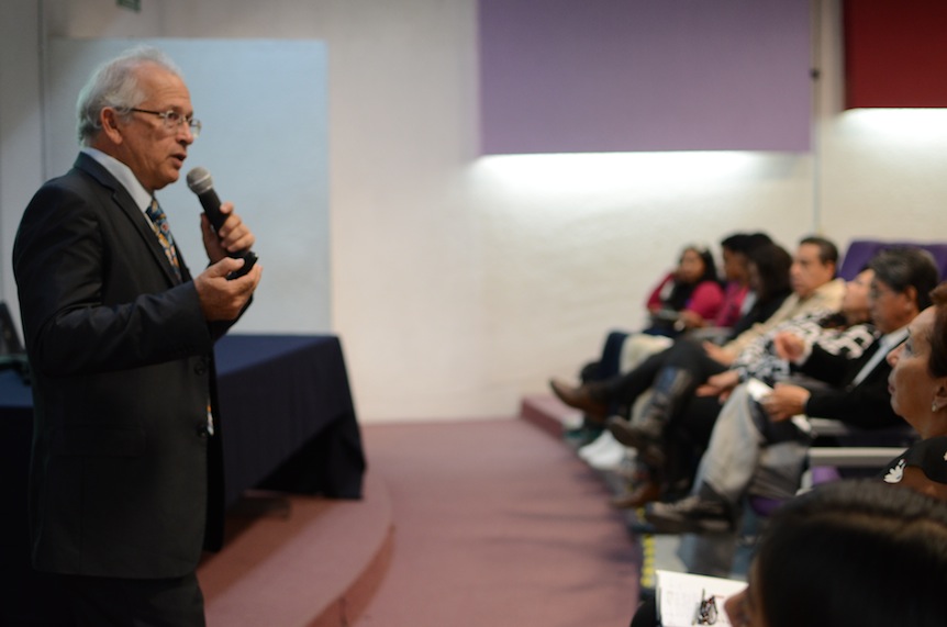 Dr. Alfredo Celis de la Rosa dictando conferencia frente a la audiencia