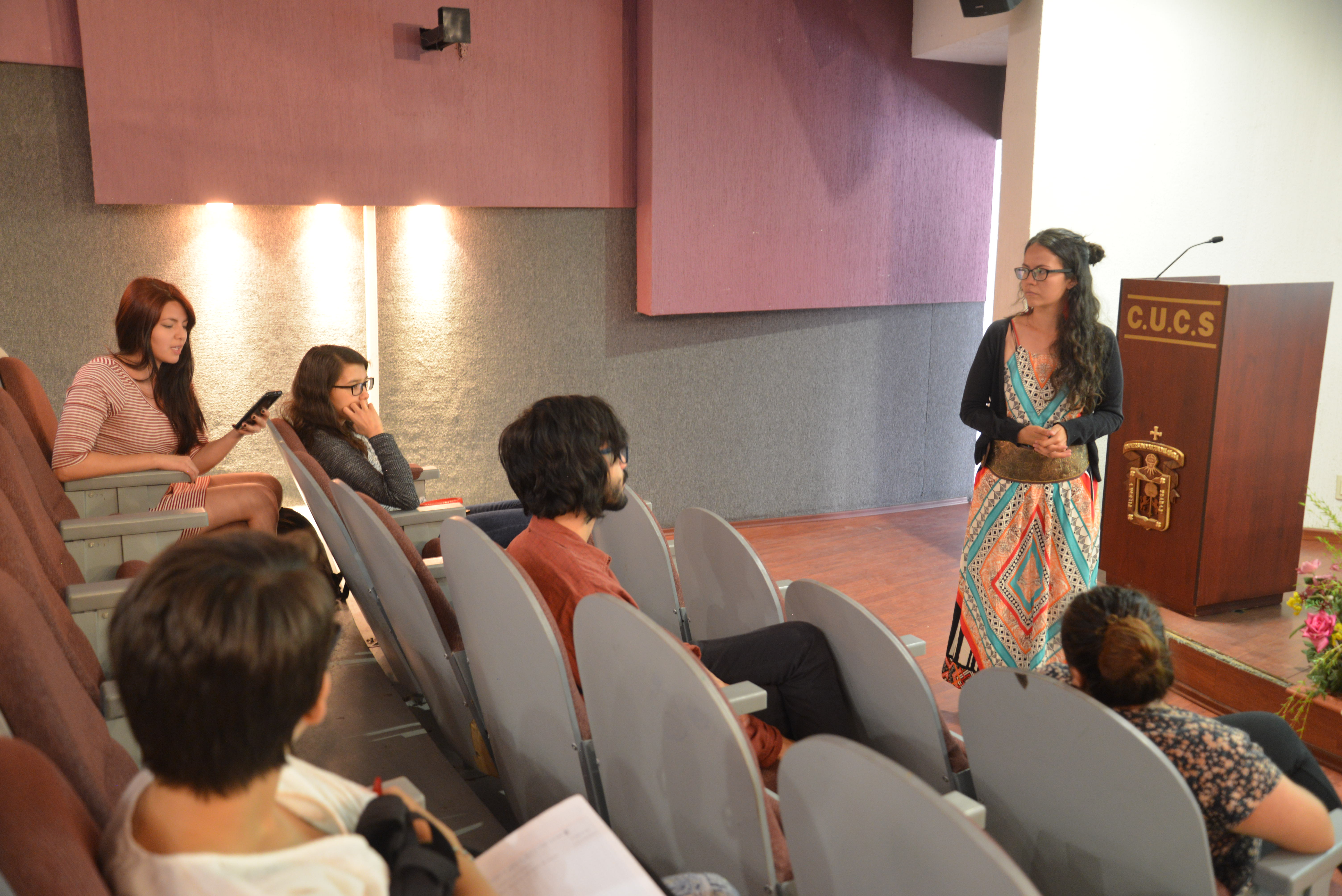 Mtra Nadia González toma desde enmedio del auditorio
