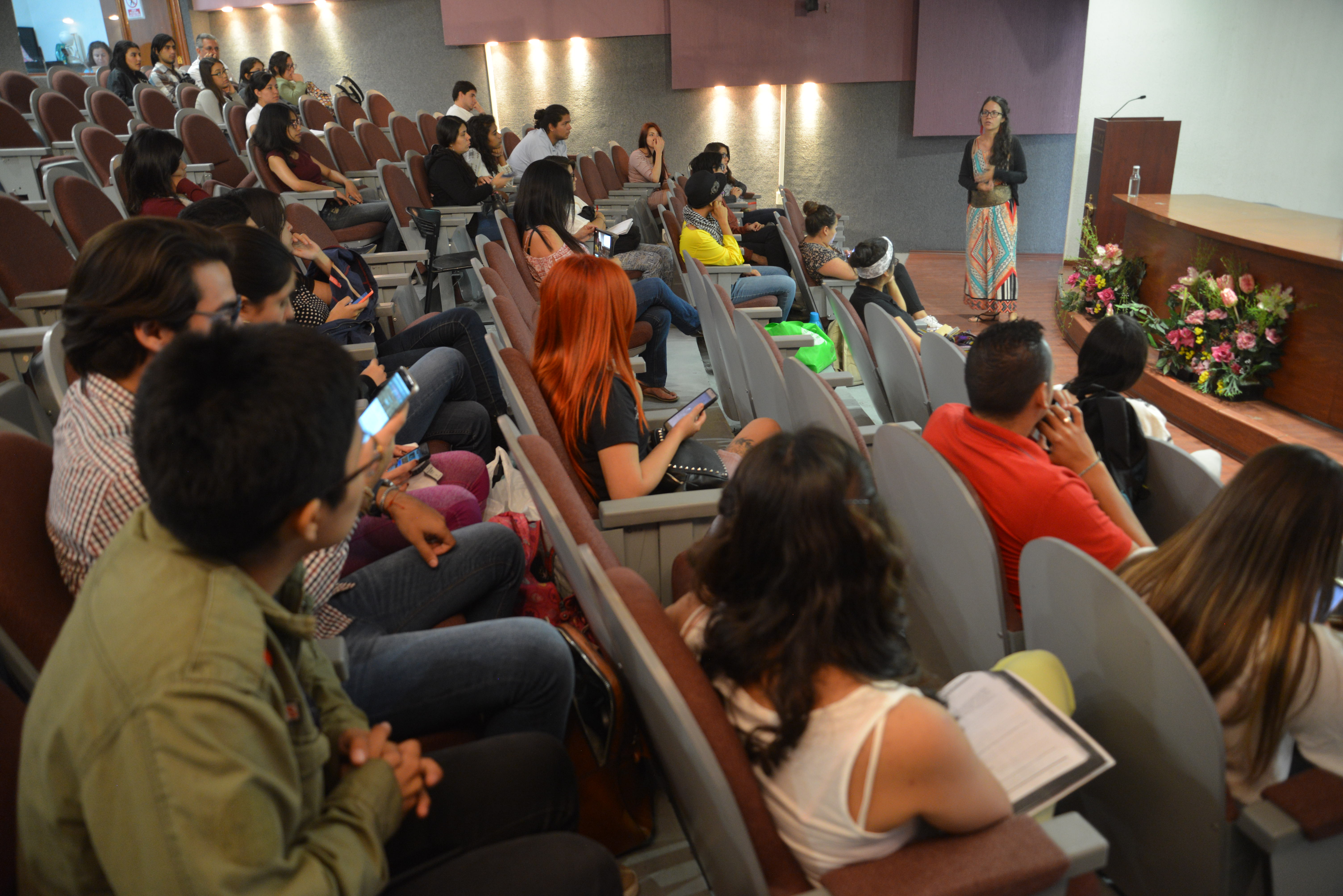 Mtra Nadia González toma desde atrás del auditorio