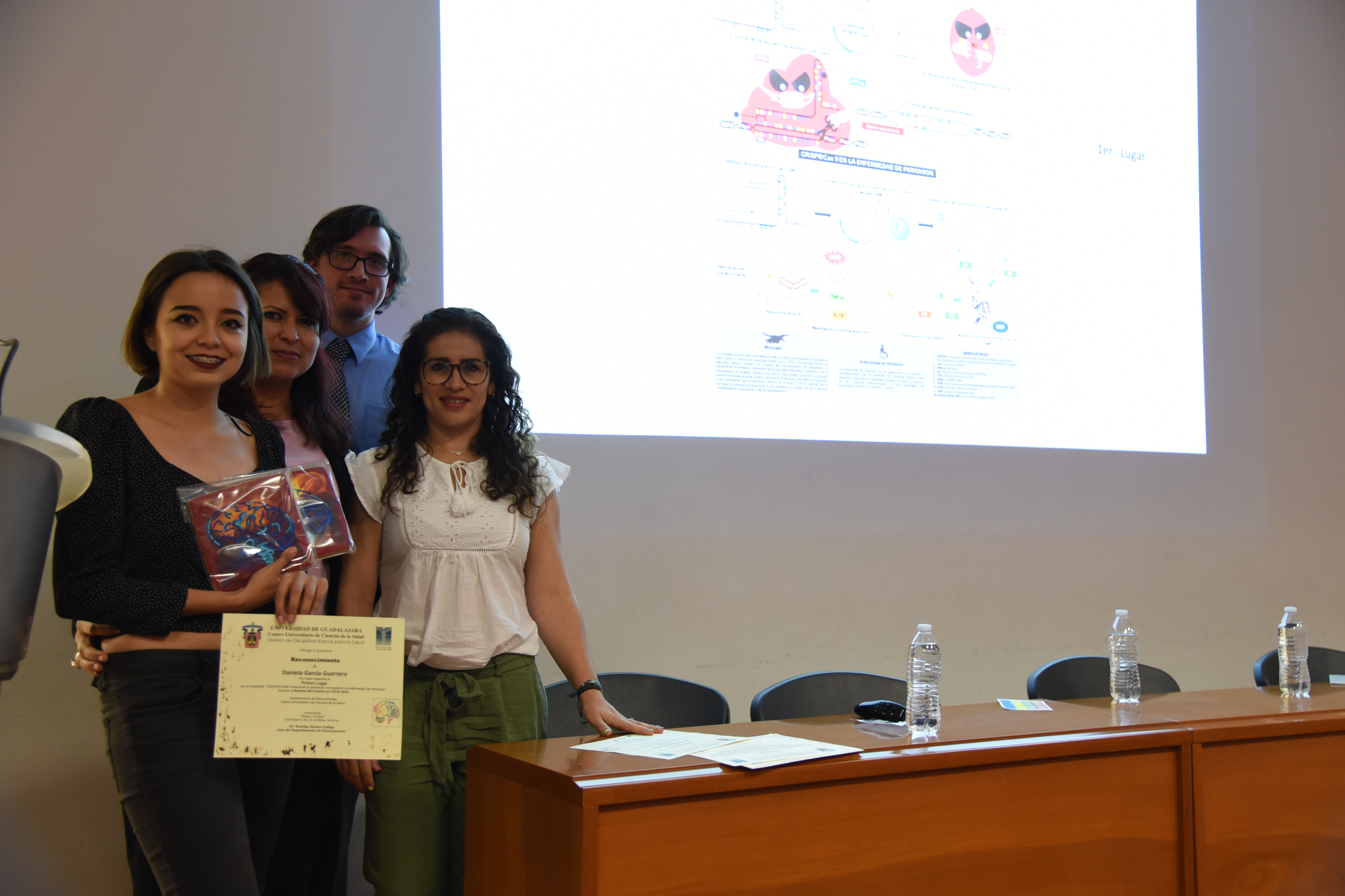 Alumnnos ganadores por su infografía