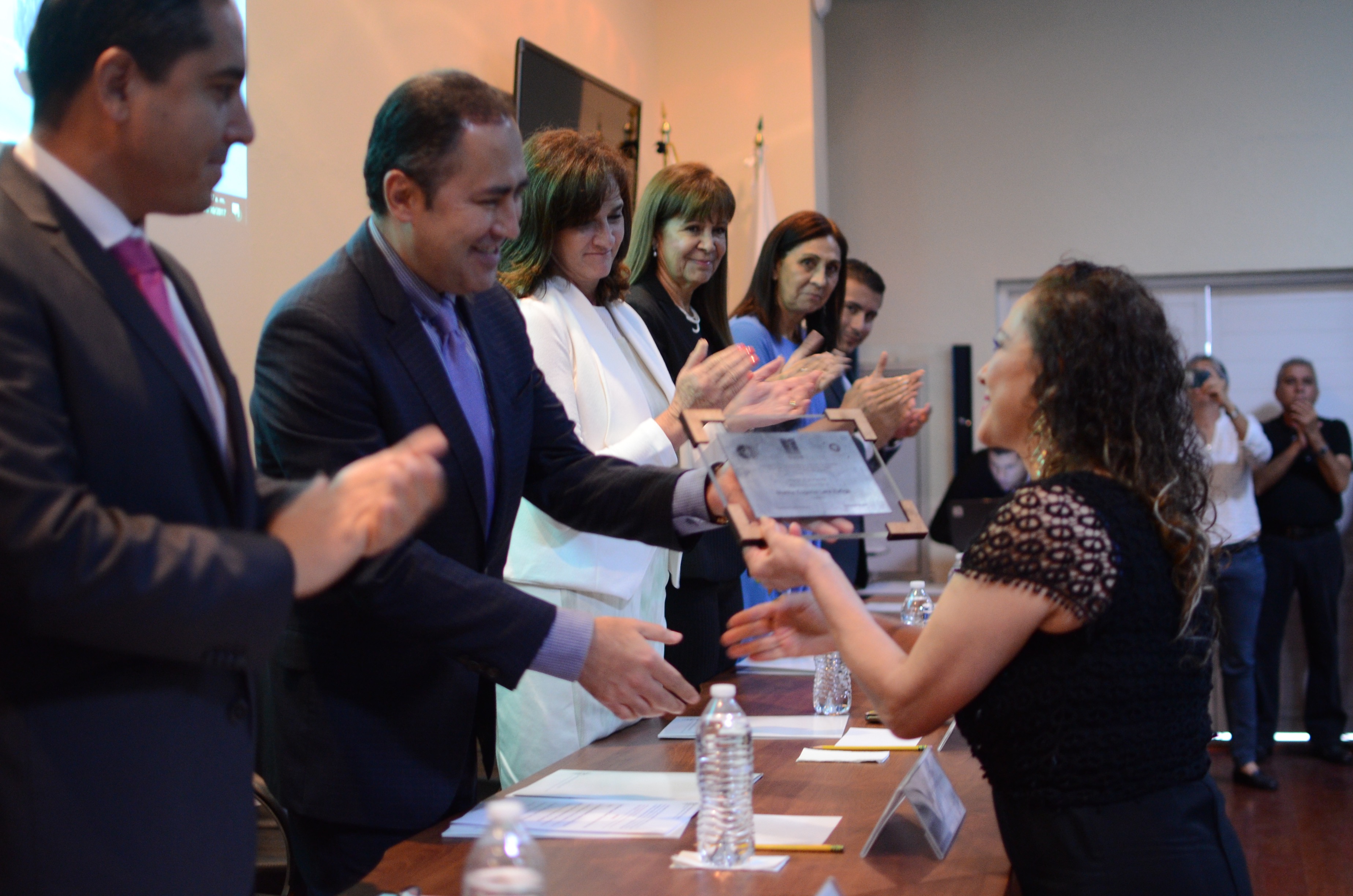 Entrega de reconocimientos a miembros de la primera generación de la licenciatura